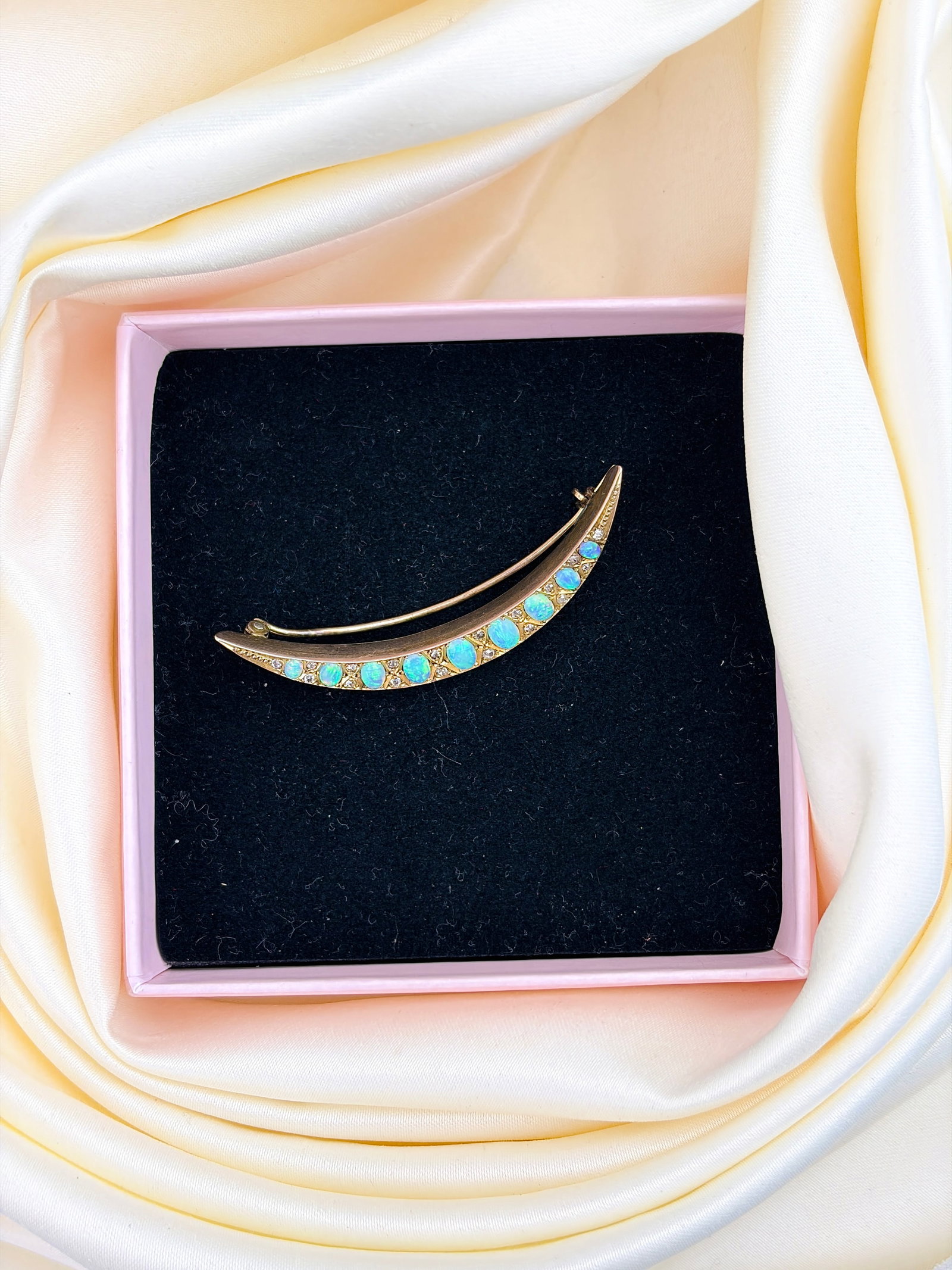 ANTIQUE OPAL AND DIAMOND CRESCENT BROOCH IN GOLD - 7