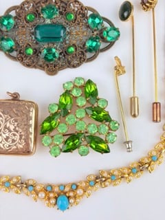 MIXED LOT - BROOCHES, STICK PINS NECKLACE ETC - 2