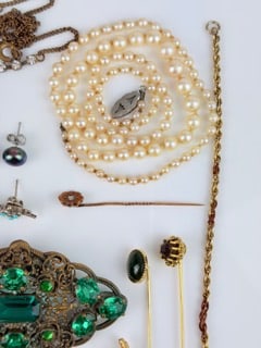 MIXED LOT - BROOCHES, STICK PINS NECKLACE ETC - 4