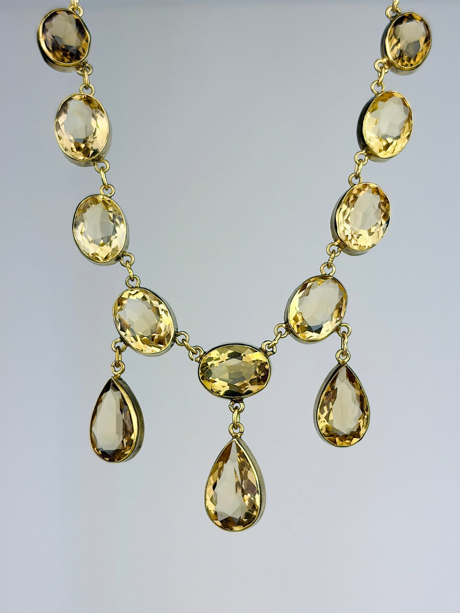 Art Deco Citrine 9ct Gold Rivière Necklace: Art Deco Citrine 9ct Gold Rivière Necklace This gorgeous necklace holds 14 stones all set in simple settings. The stones are larger in the centre and get smaller towards the ends. Weight: