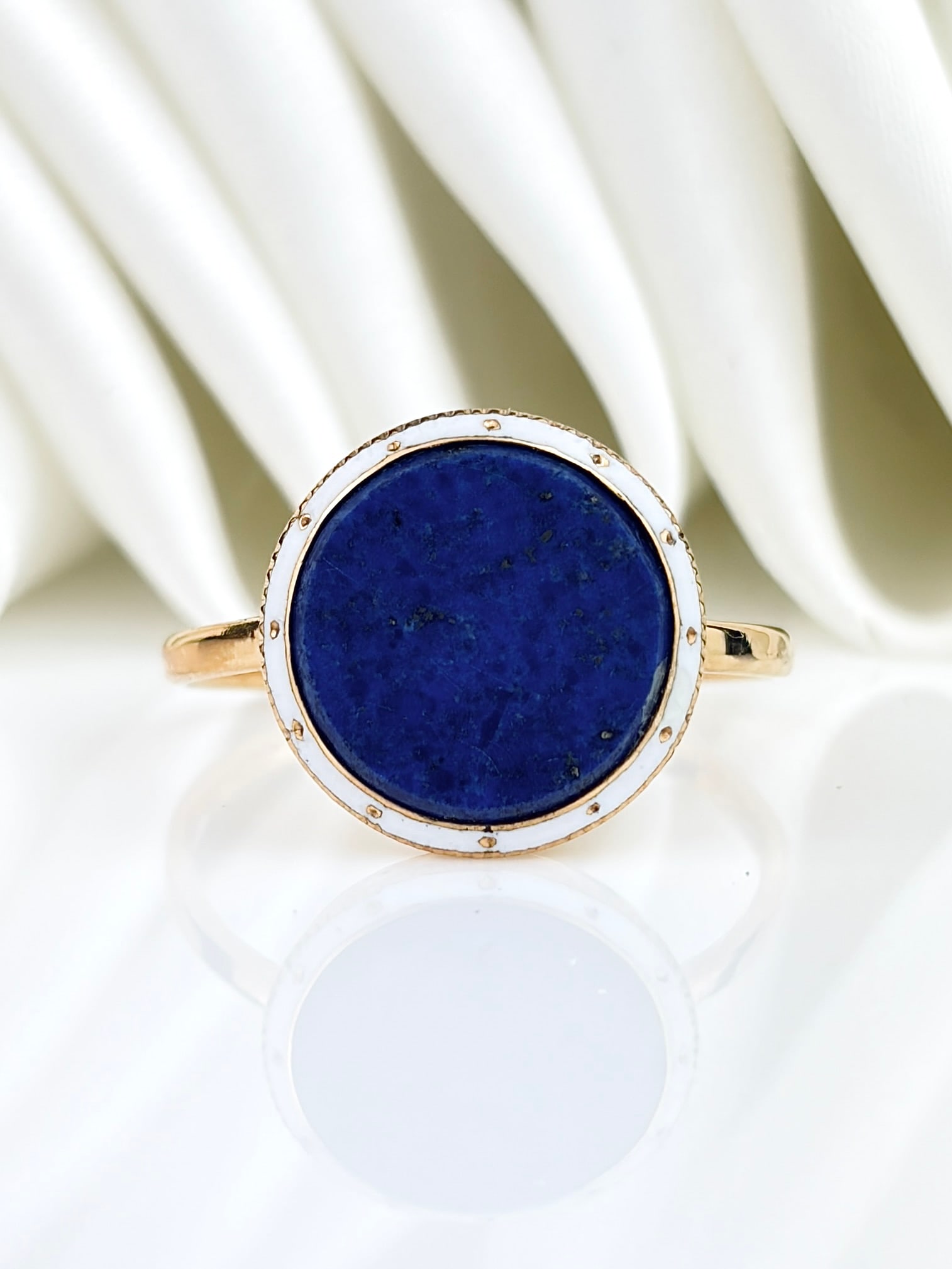 ANTIQUE 18CT YELLOW GOLD LAPIS LAZULI AND ENAMEL TARGET RING: ANTIQUE 18CT YELLOW GOLD LAPIS LAZULI AND ENAMEL TARGET RING Gorgeous lapis lazuli round centre, surrounded by a beautiful white enamel frame!