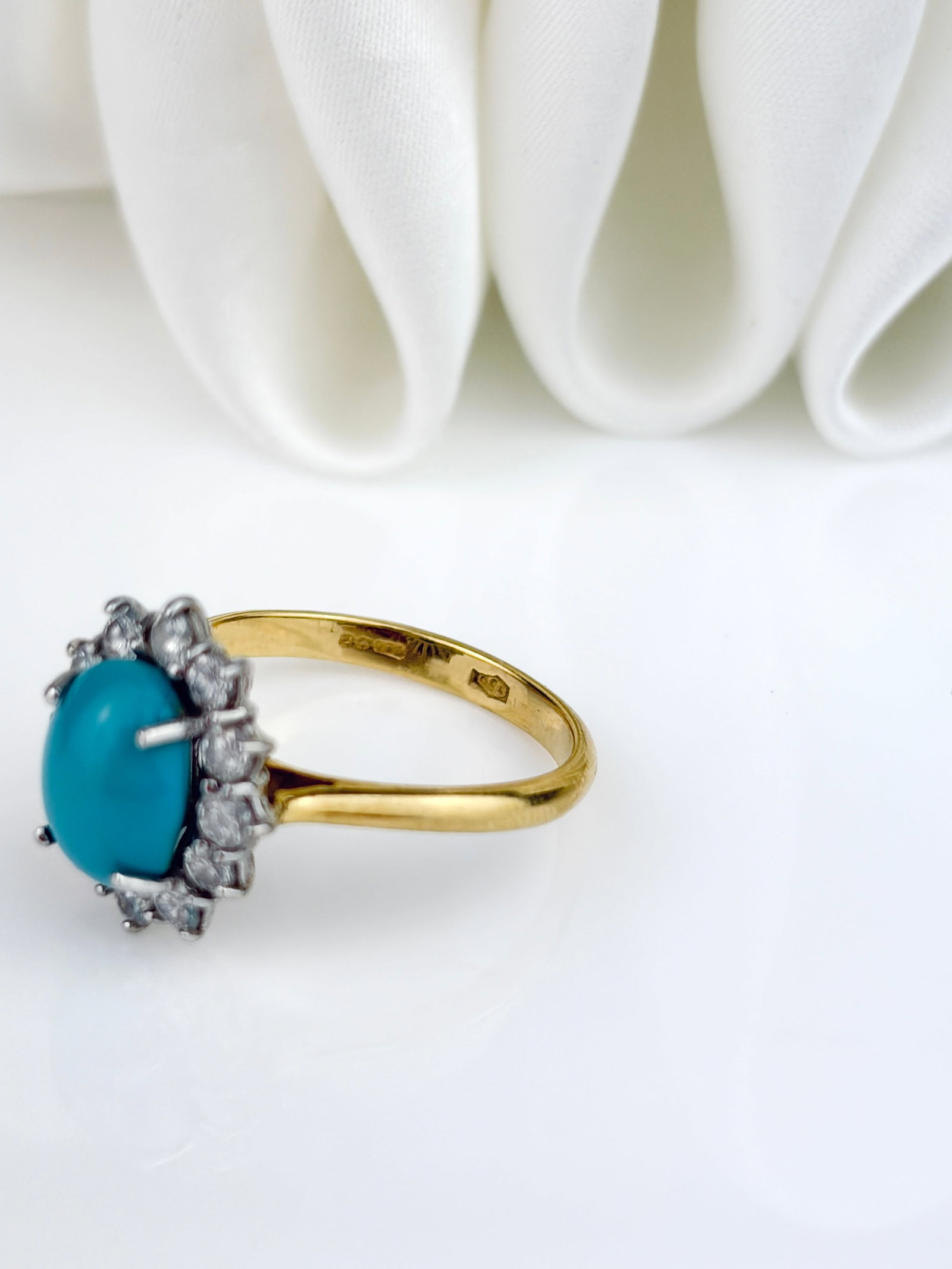 VINTAGE 18CT YELLOW GOLD TURQUOISE AND DIAMOND CLUSTER RING - 4