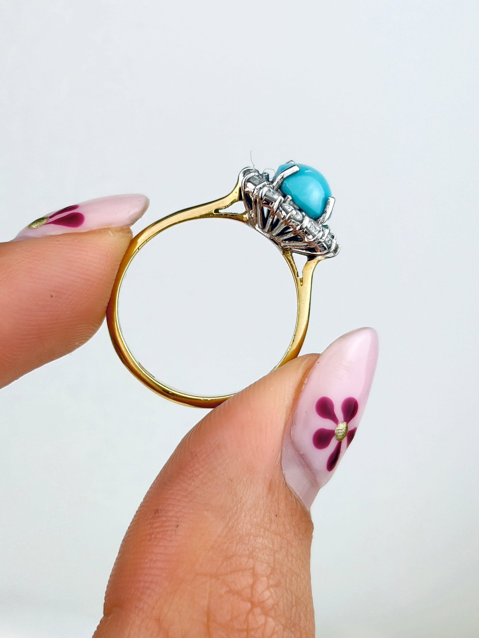 VINTAGE 18CT YELLOW GOLD TURQUOISE AND DIAMOND CLUSTER RING - 6
