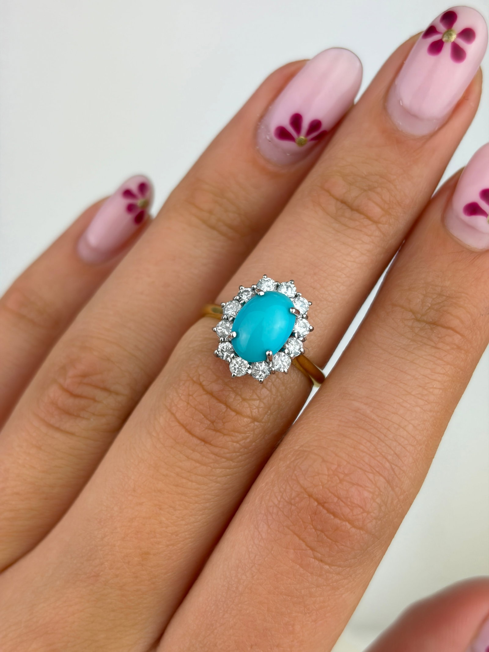 VINTAGE 18CT YELLOW GOLD TURQUOISE AND DIAMOND CLUSTER RING - 8