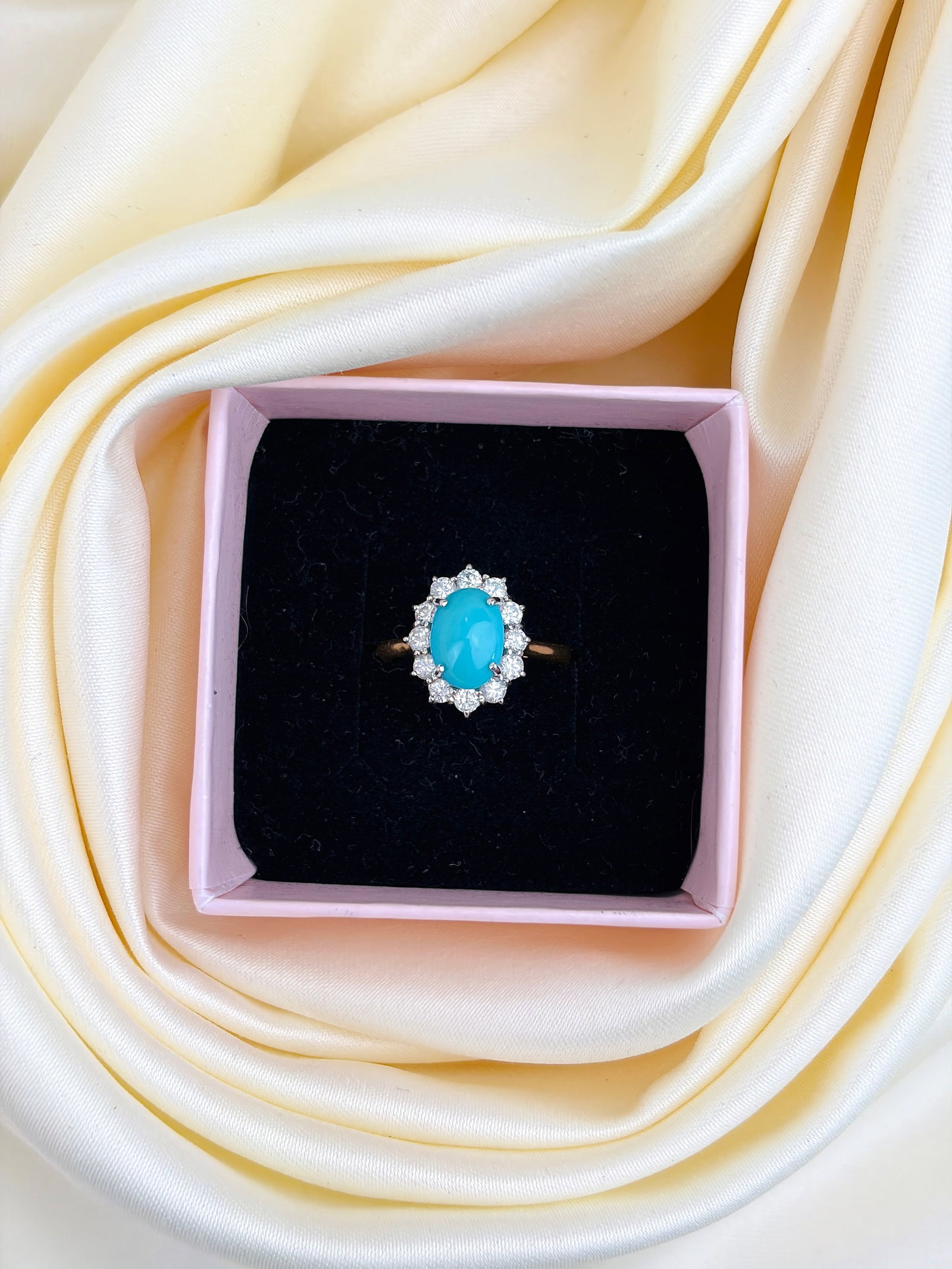 VINTAGE 18CT YELLOW GOLD TURQUOISE AND DIAMOND CLUSTER RING - 9