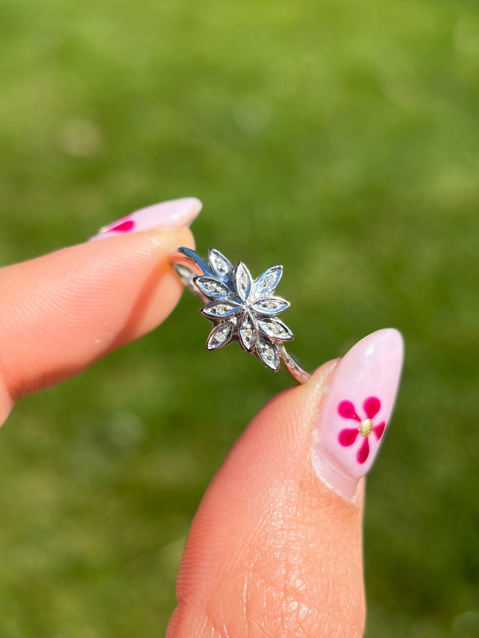 LOVELY 9CT WHITE GOLD DIAMOND FLOWER RING - 10