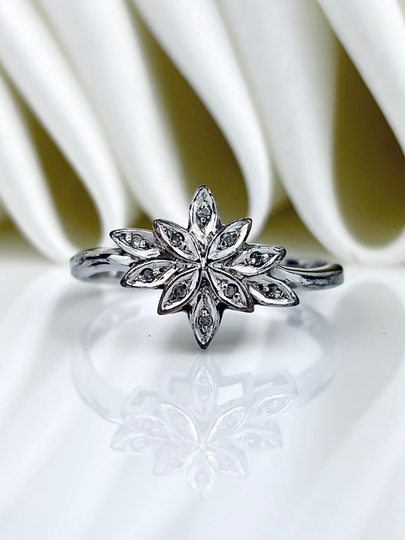 LOVELY 9CT WHITE GOLD DIAMOND FLOWER RING (1 of 10)
