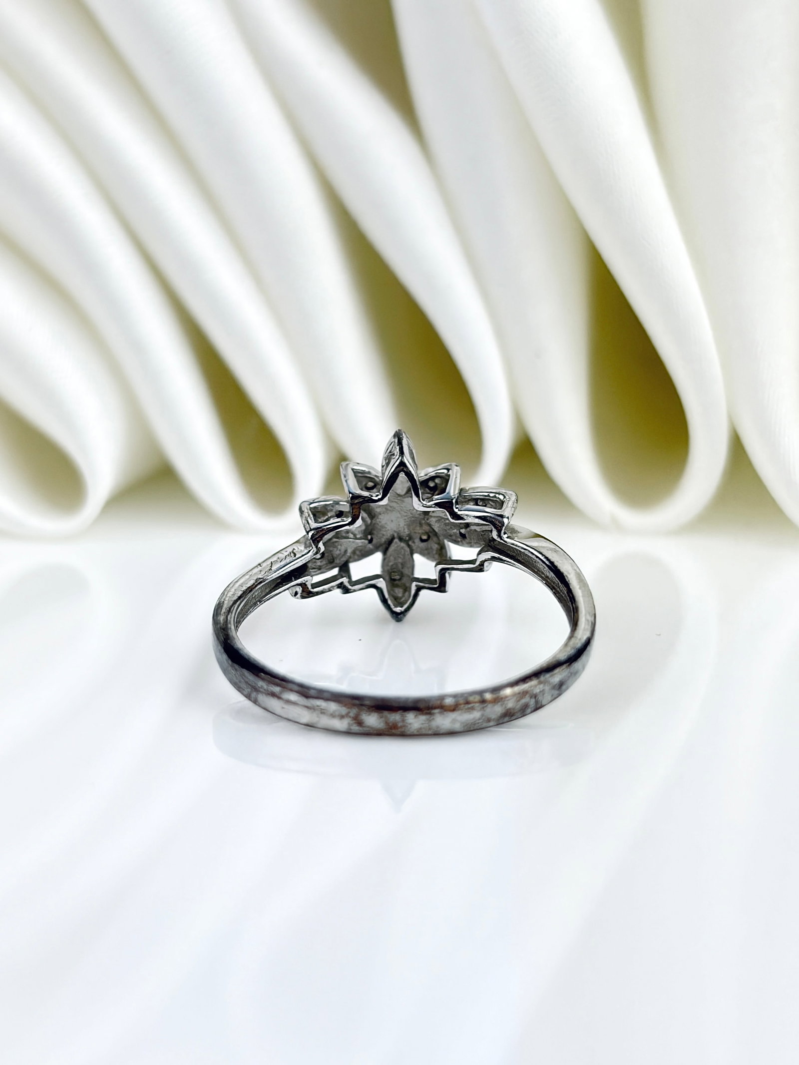 LOVELY 9CT WHITE GOLD DIAMOND FLOWER RING - 3