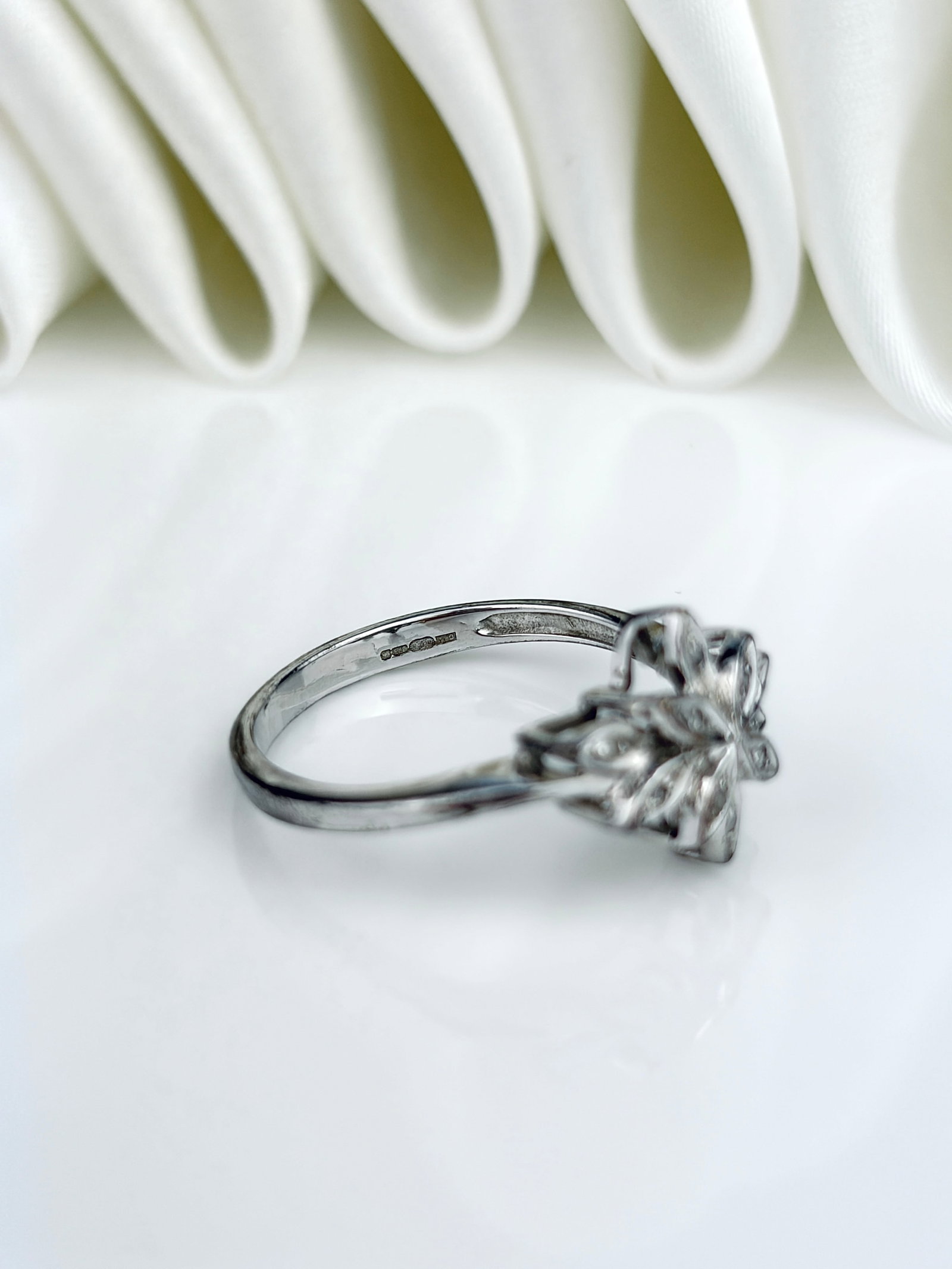 LOVELY 9CT WHITE GOLD DIAMOND FLOWER RING - 4