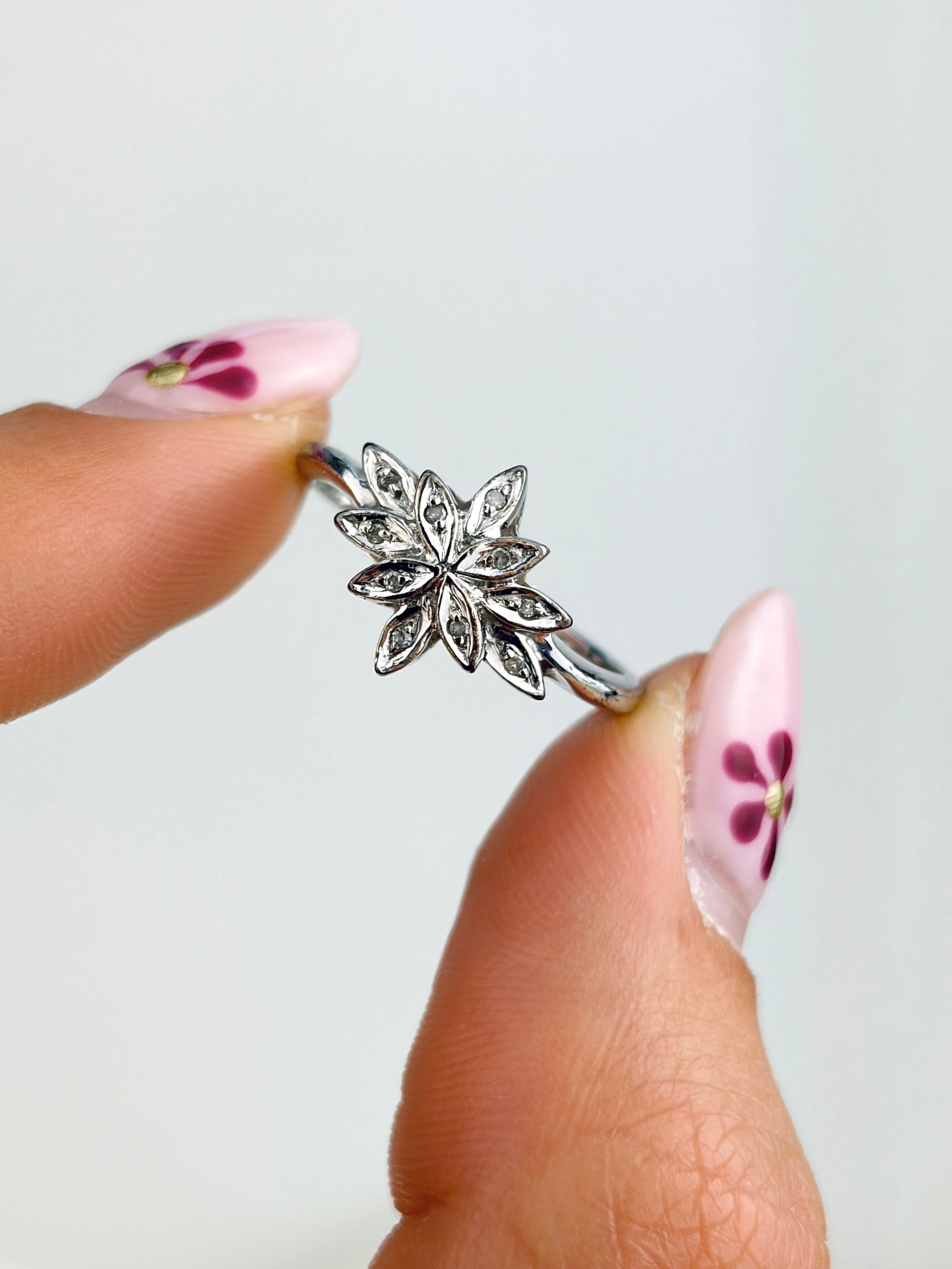LOVELY 9CT WHITE GOLD DIAMOND FLOWER RING - 5