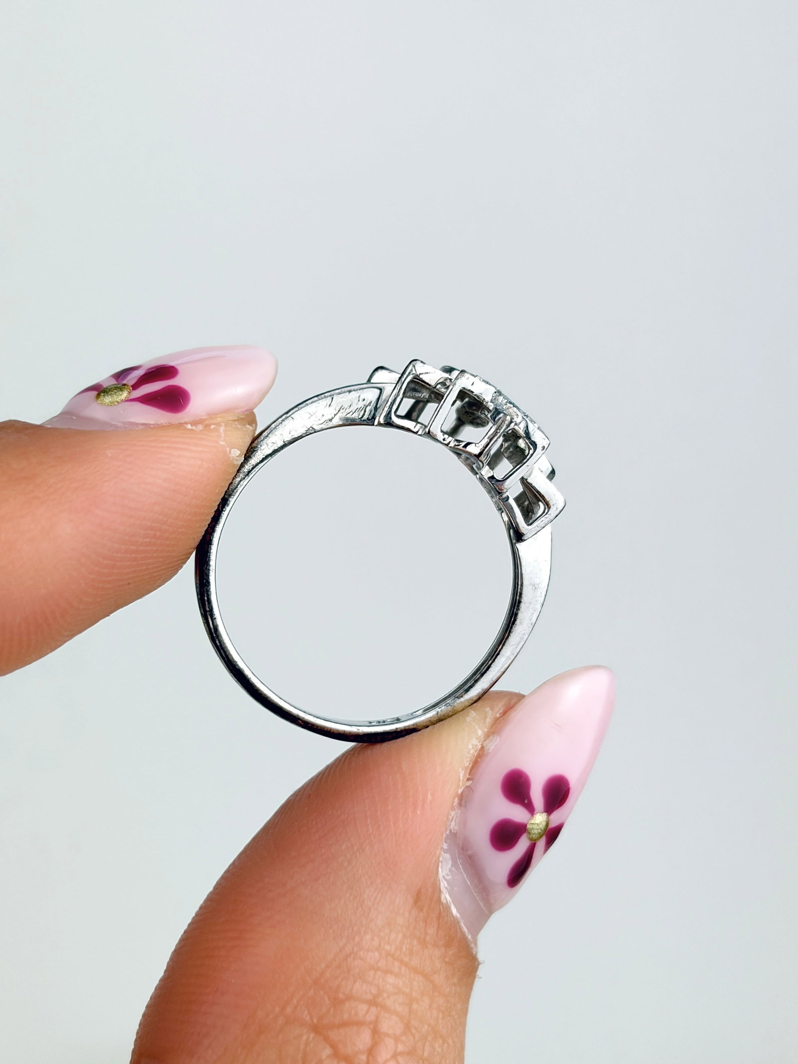 LOVELY 9CT WHITE GOLD DIAMOND FLOWER RING - 6