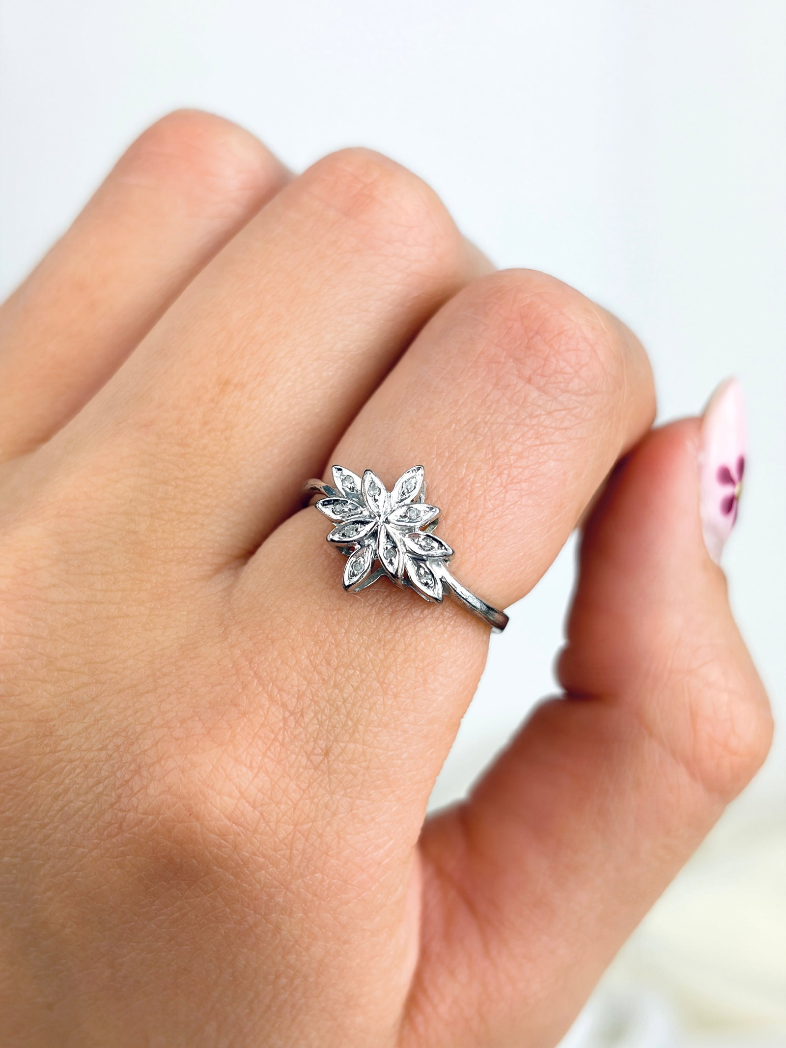 LOVELY 9CT WHITE GOLD DIAMOND FLOWER RING - 8