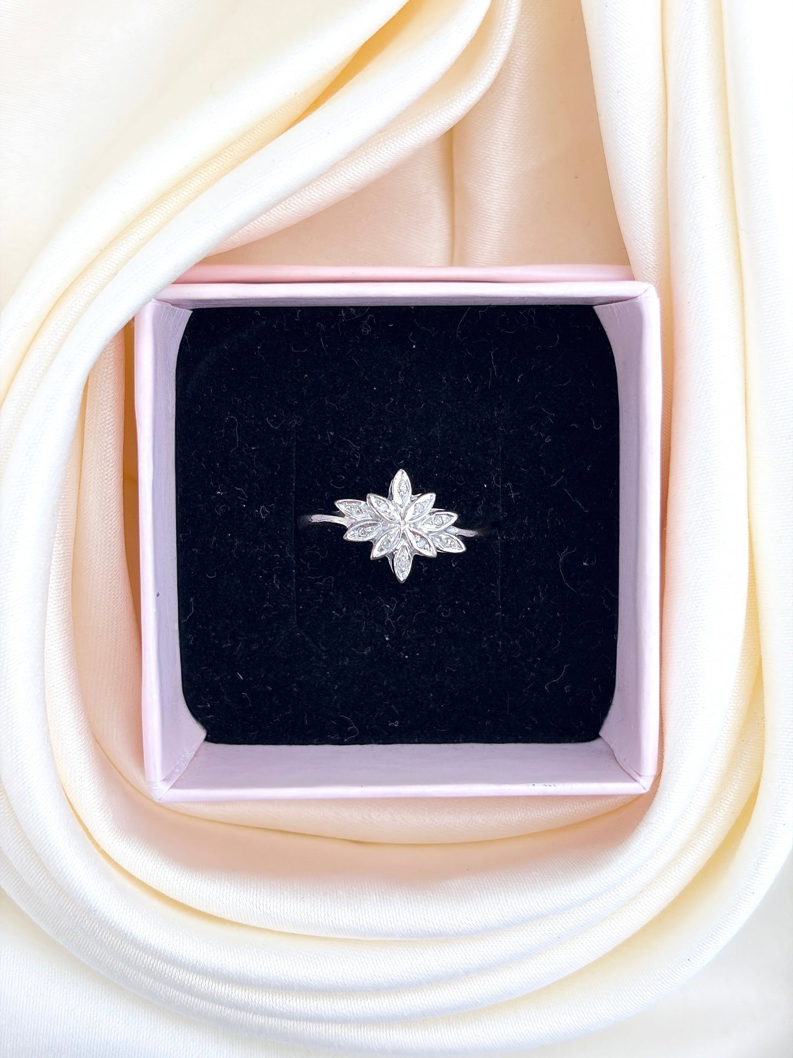 LOVELY 9CT WHITE GOLD DIAMOND FLOWER RING - 9