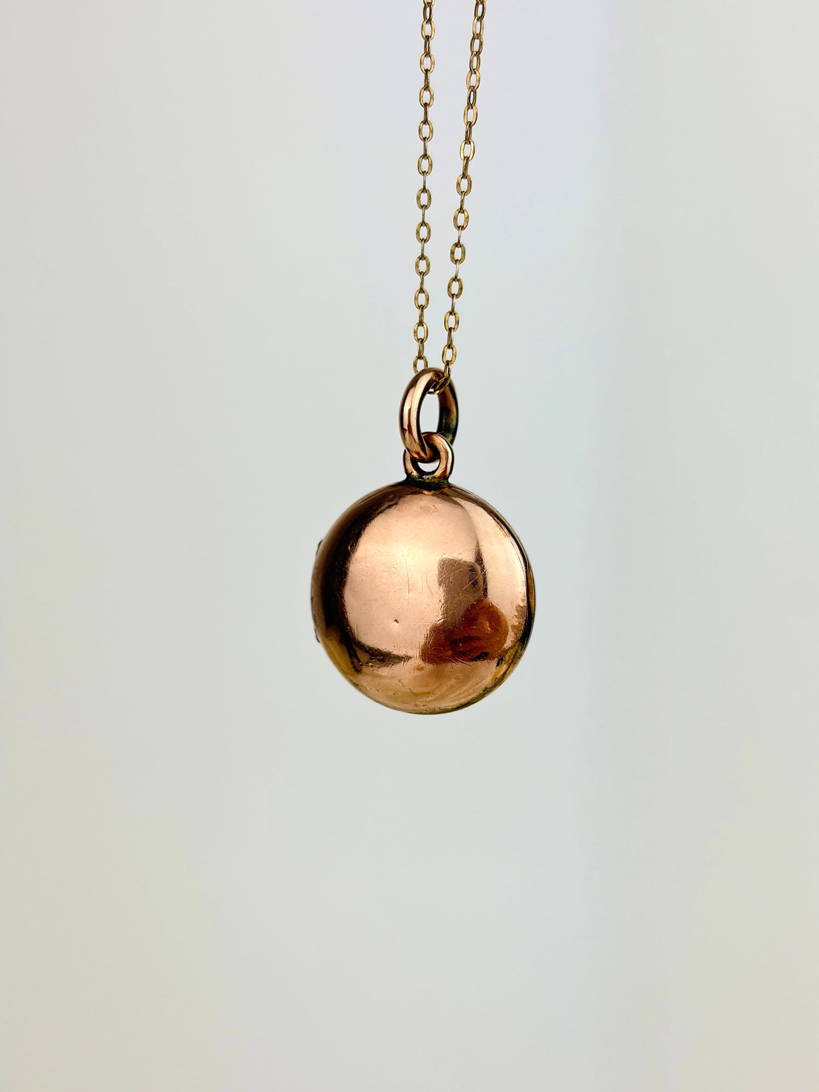 ANTIQUE PUFFED LOCKET PENDANT WITH 'MME' MONOGRAM ON CHAIN IN 9ct GOLD - 3