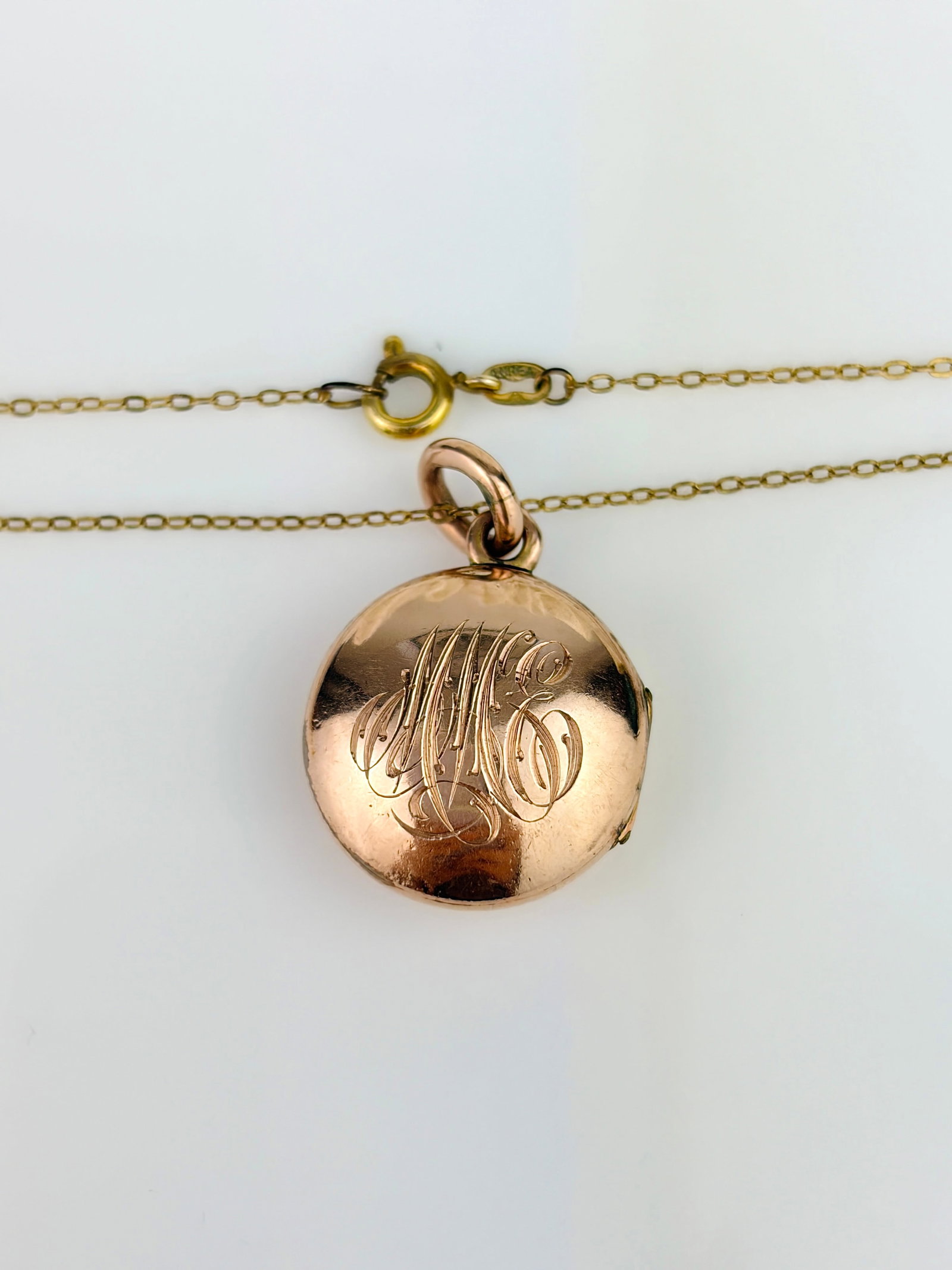 ANTIQUE PUFFED LOCKET PENDANT WITH 'MME' MONOGRAM ON CHAIN IN 9ct GOLD - 4