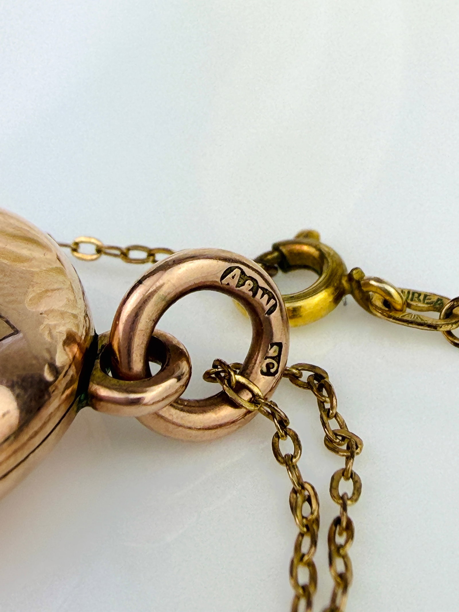 ANTIQUE PUFFED LOCKET PENDANT WITH 'MME' MONOGRAM ON CHAIN IN 9ct GOLD - 5
