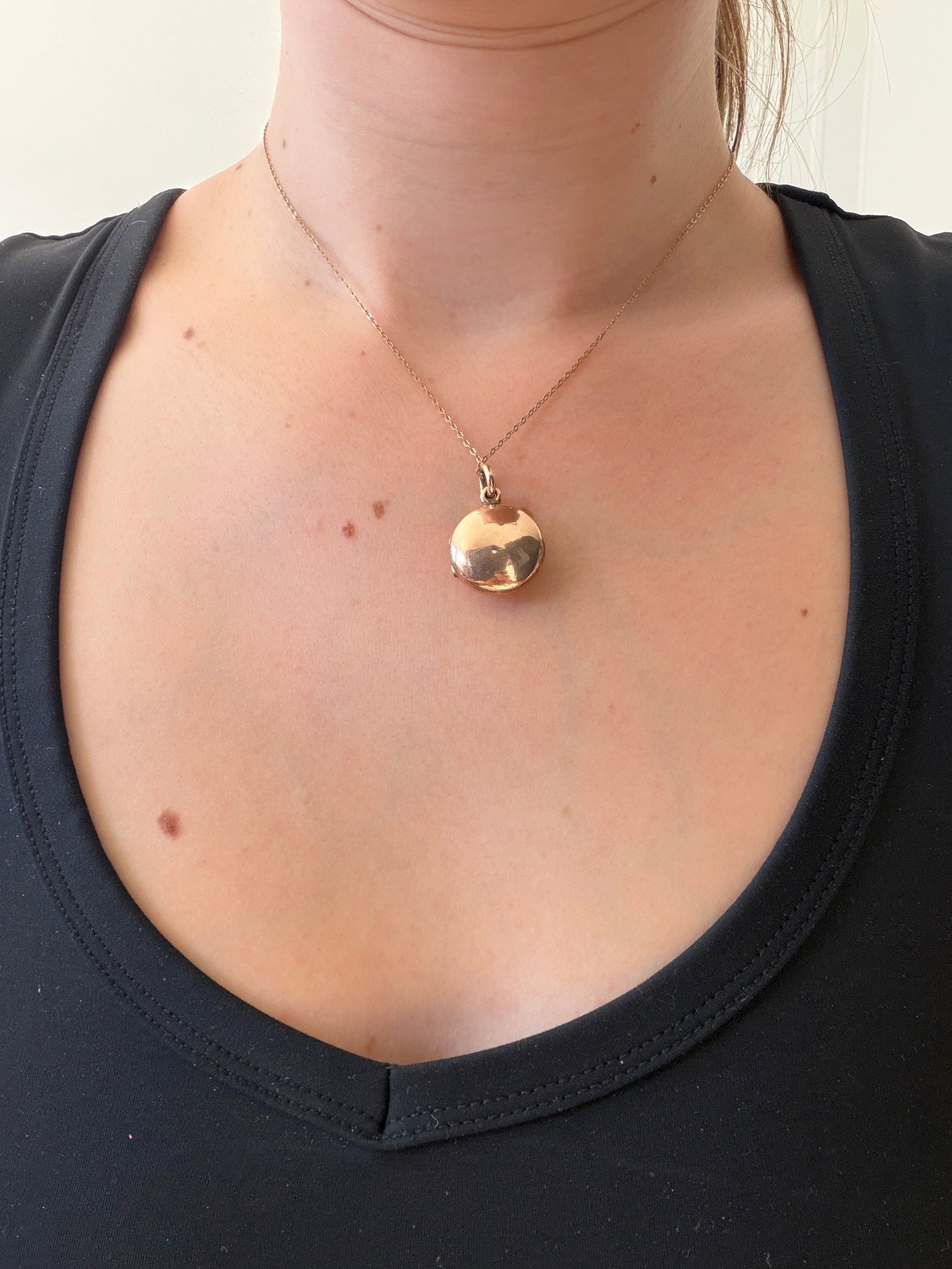 ANTIQUE PUFFED LOCKET PENDANT WITH 'MME' MONOGRAM ON CHAIN IN 9ct GOLD - 6
