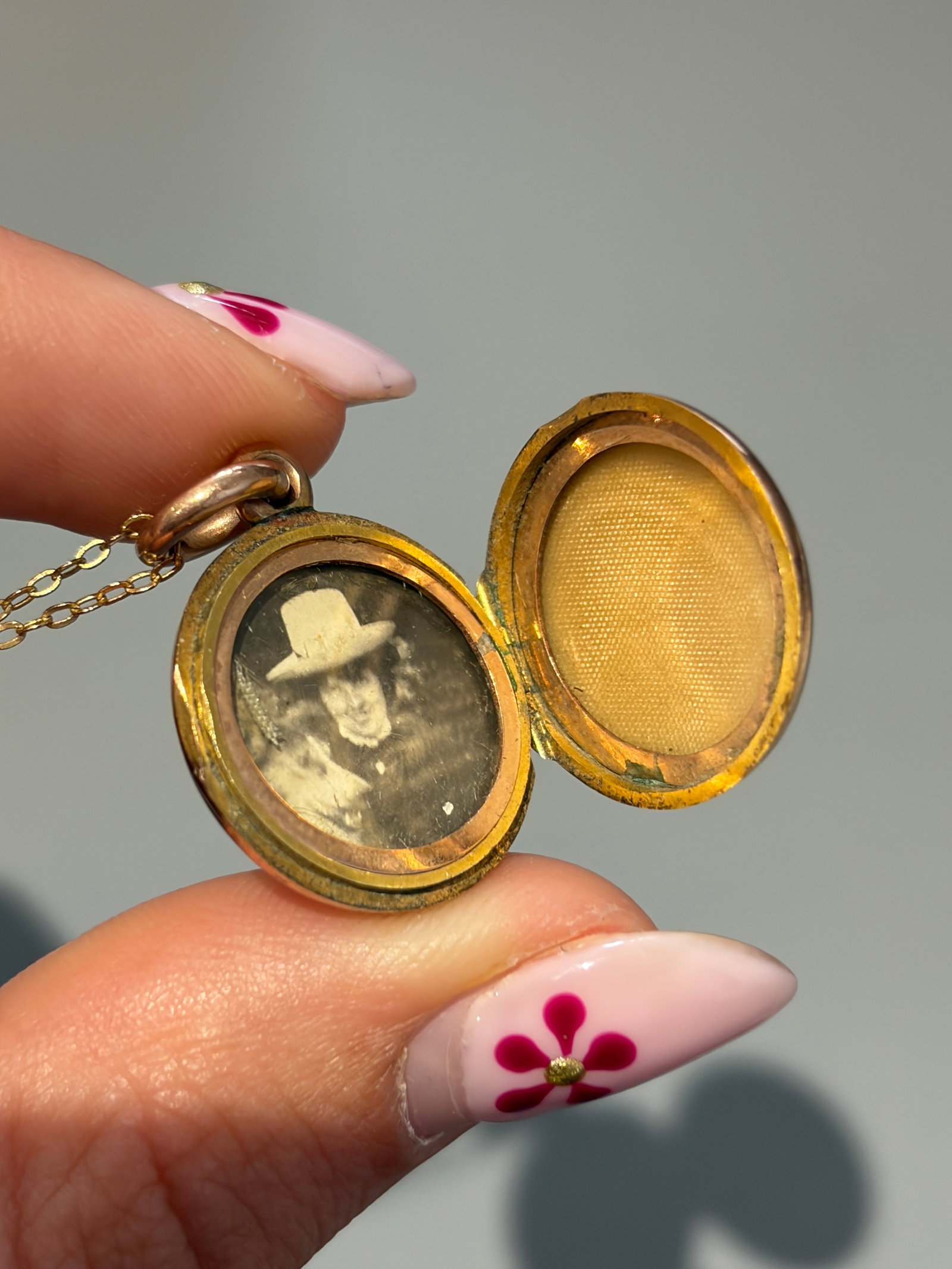 ANTIQUE PUFFED LOCKET PENDANT WITH 'MME' MONOGRAM ON CHAIN IN 9ct GOLD - 8