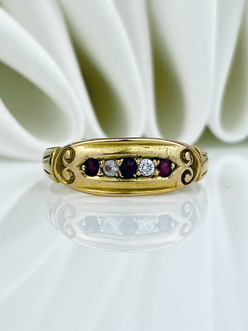ANTIQUE 15CT YELLOW GOLD RUBY AND WHITE STONE 5 STONE RING: ANTIQUE 15CT YELLOW GOLD RUBY AND WHITE STONE 5 STONE RING Lovely ring!