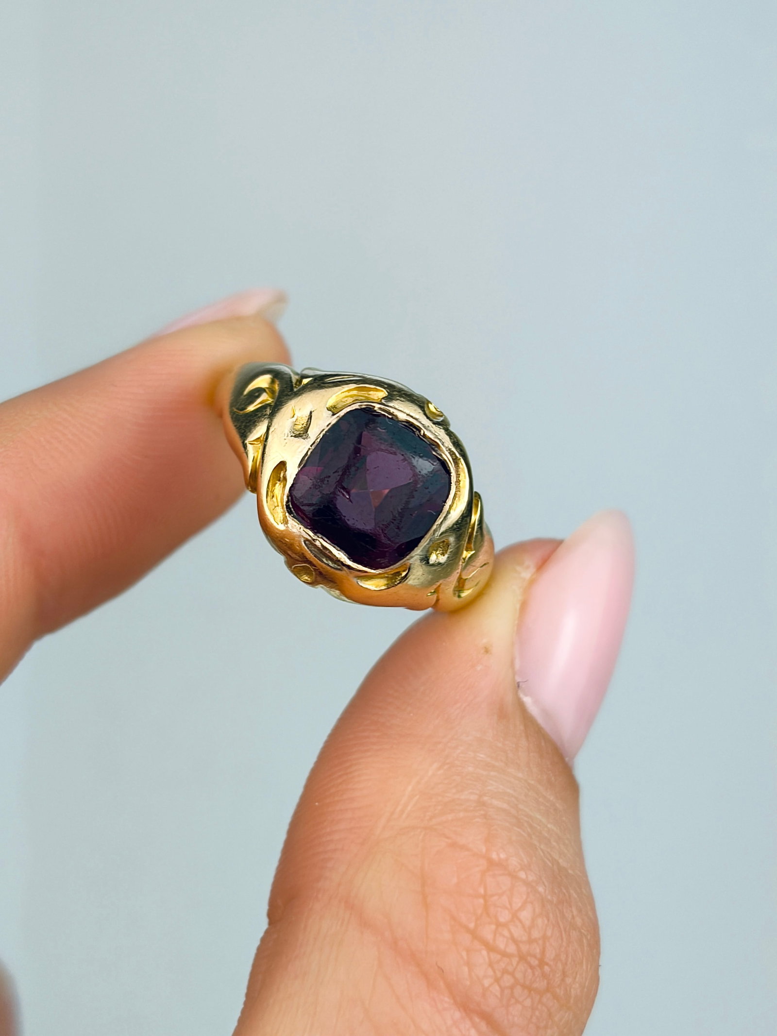 ANTIQUE 18CT YELLOW GOLD AMETHYST ENGRAVED RING - 5