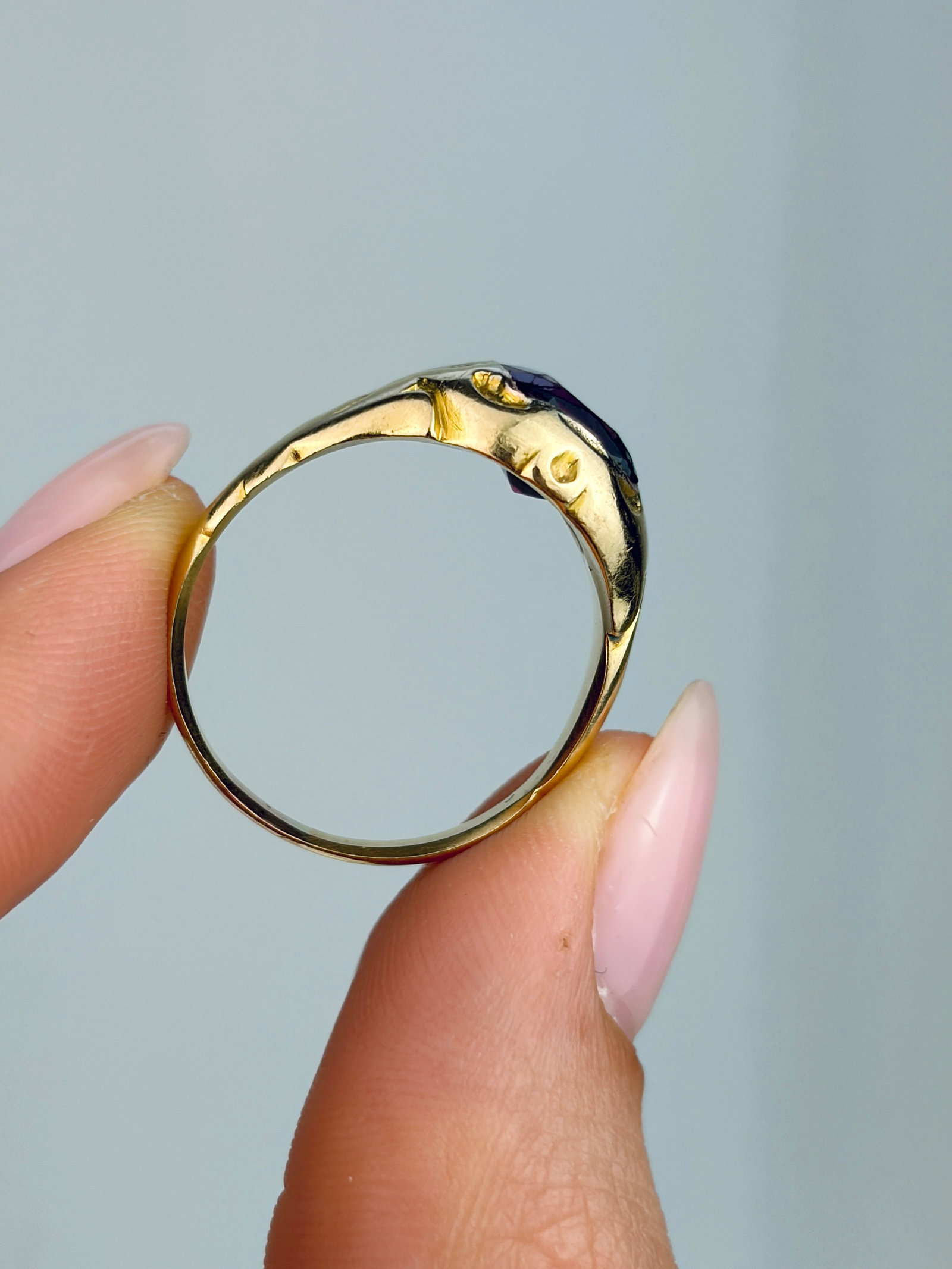 ANTIQUE 18CT YELLOW GOLD AMETHYST ENGRAVED RING - 6