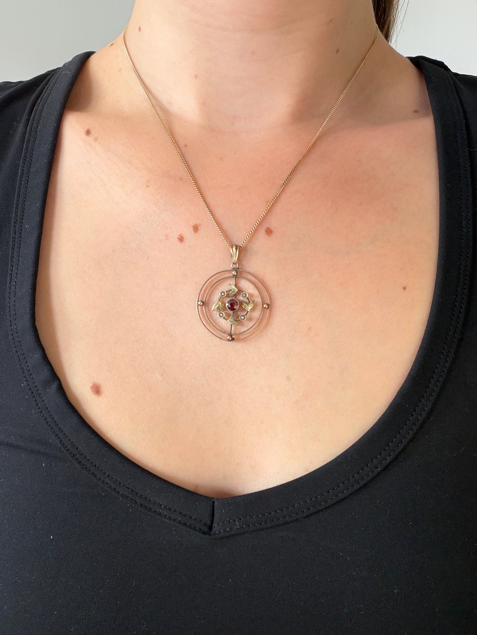 ANTIQUE 9CT GOLD GARNET AND PEARL PRETTY PENDANT - 2