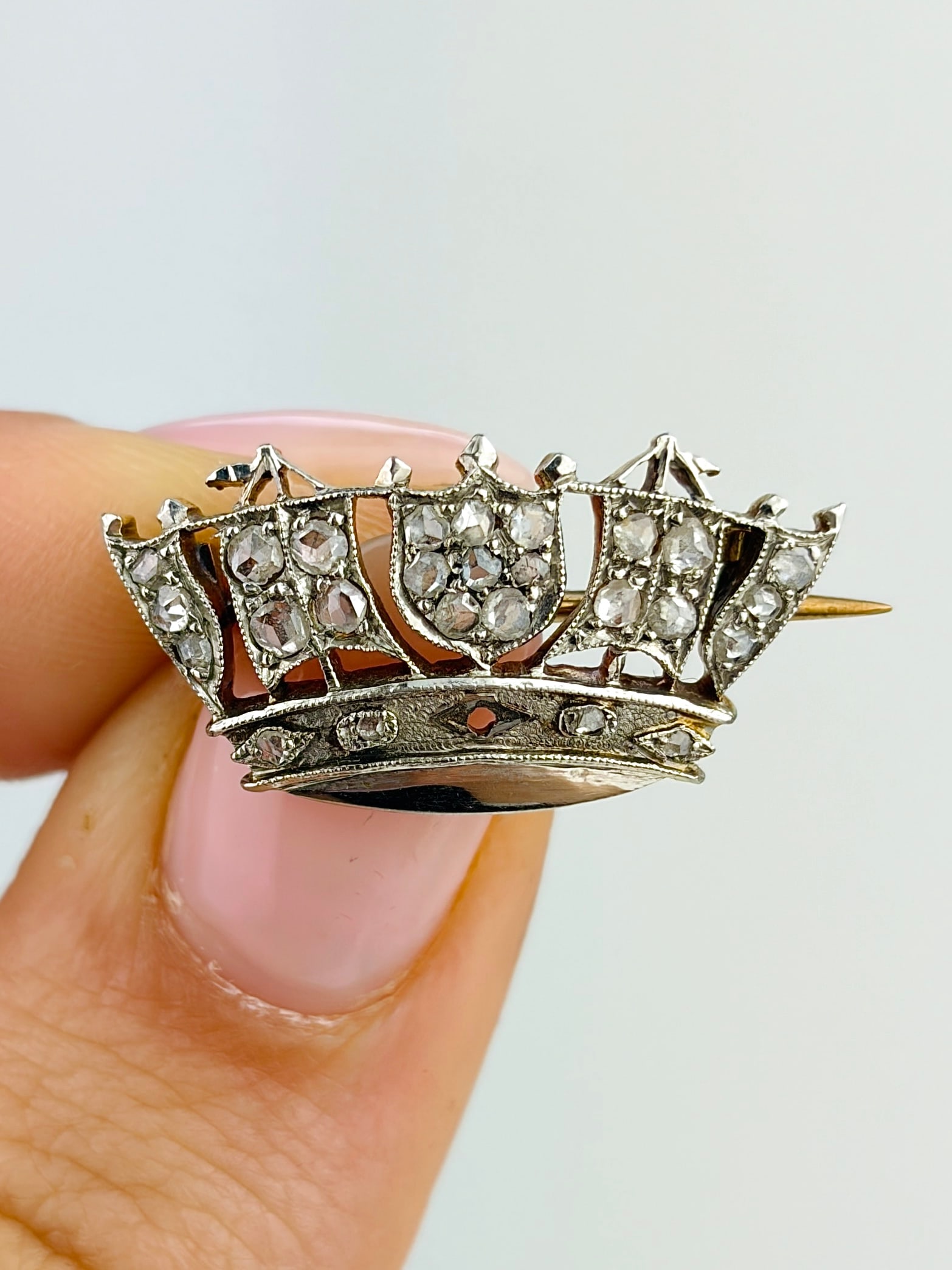 ANTIQUE 18CT GOLD DIAMOND CROWN BROOCH: ANTIQUE 18CT GOLD DIAMOND CROWN BROOCH Weight: 3.4g Size: 11x23mm Materials: 18ct gold Hallmarks: None present Condition: Very good overall condition. Some signs of wear are expected given