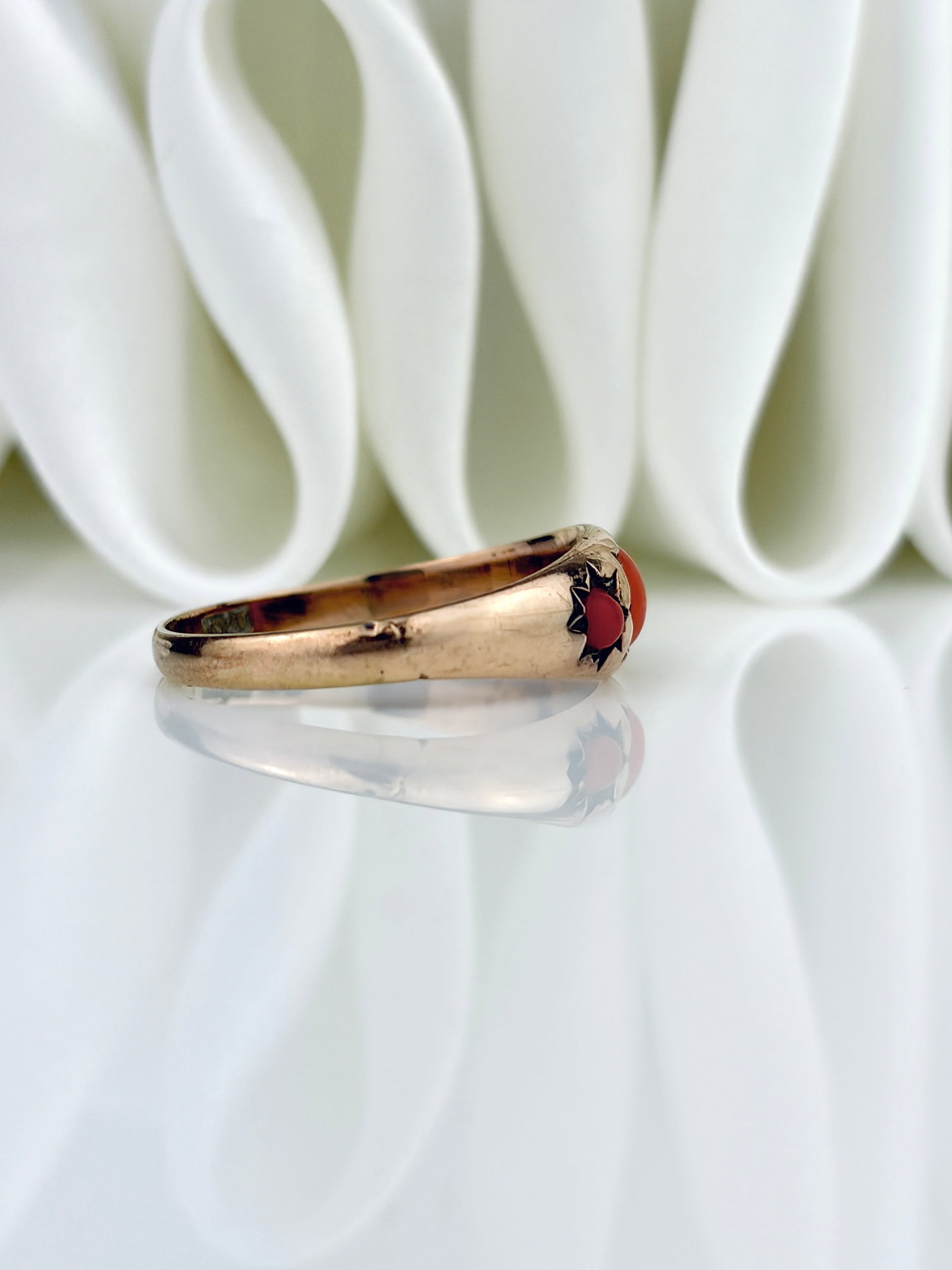 ANTIQUE C.1911 9CT YELLOW GOLD CORAL 3 STONE STAR SET RING - 2