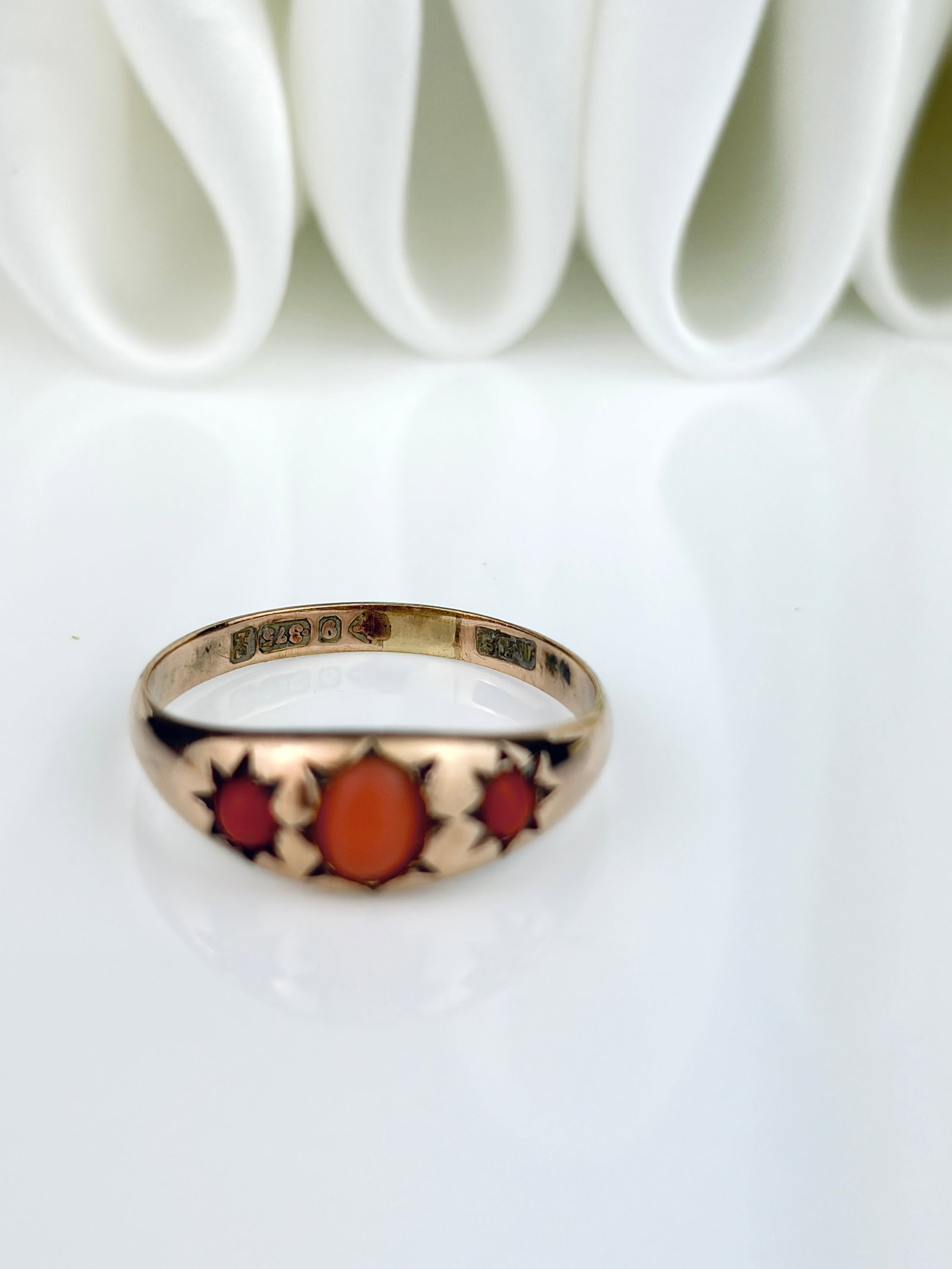 ANTIQUE C.1911 9CT YELLOW GOLD CORAL 3 STONE STAR SET RING - 4