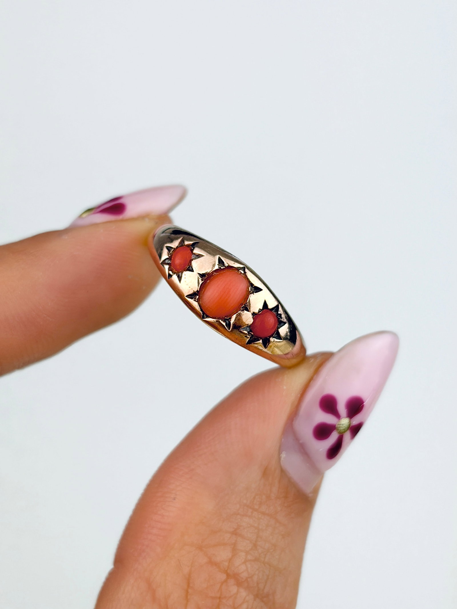 ANTIQUE C.1911 9CT YELLOW GOLD CORAL 3 STONE STAR SET RING - 5