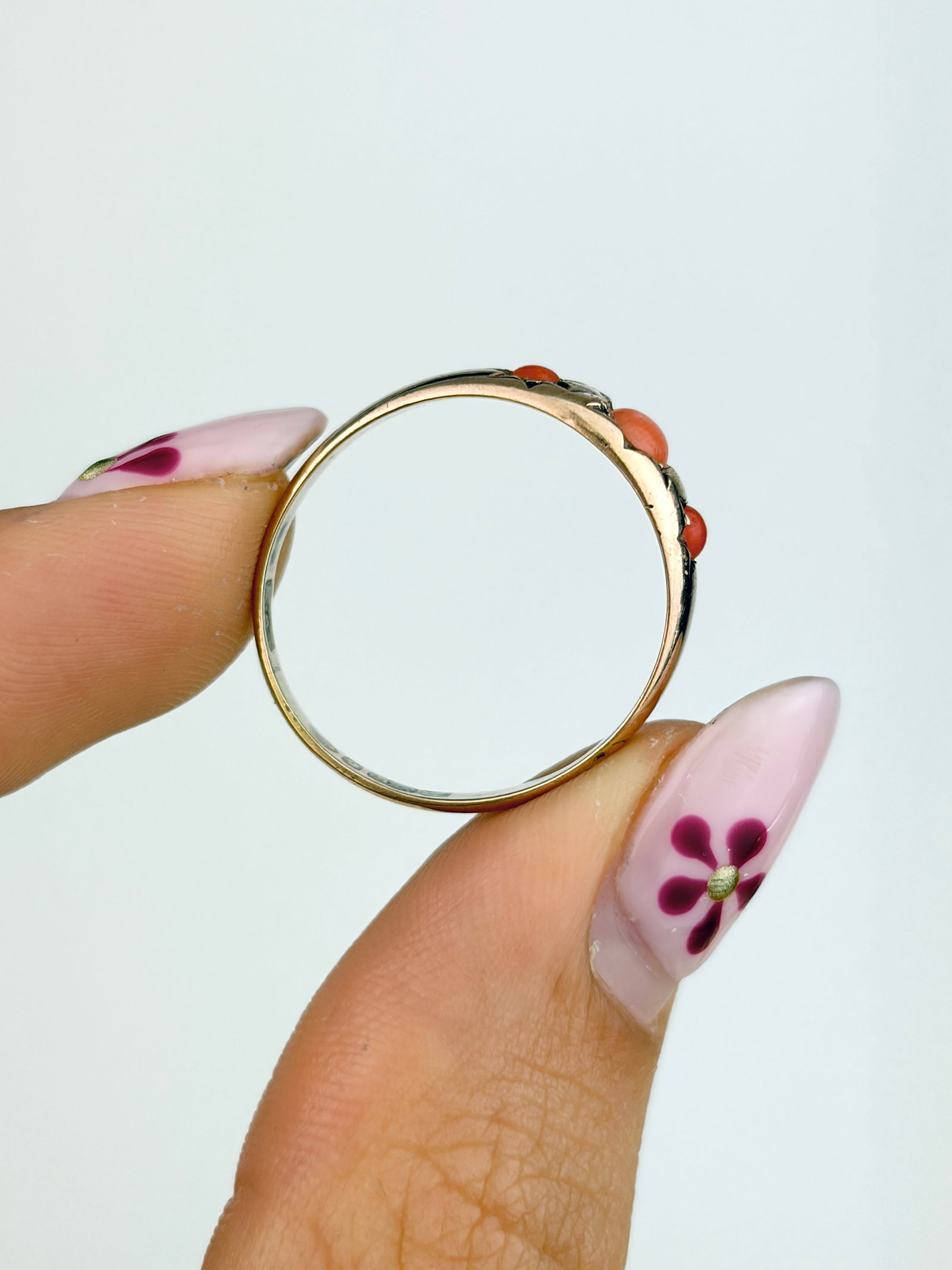 ANTIQUE C.1911 9CT YELLOW GOLD CORAL 3 STONE STAR SET RING - 6