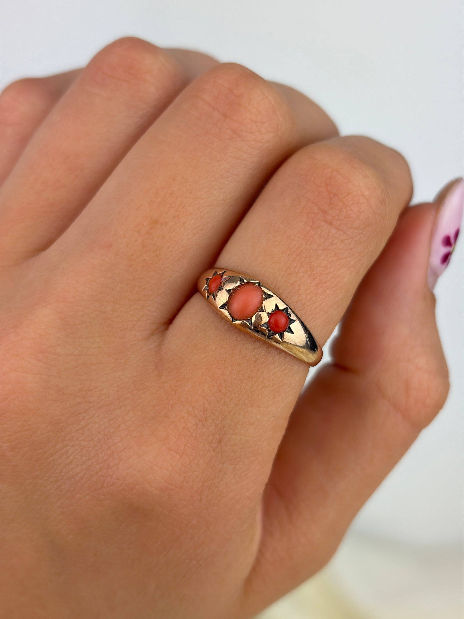ANTIQUE C.1911 9CT YELLOW GOLD CORAL 3 STONE STAR SET RING - 8