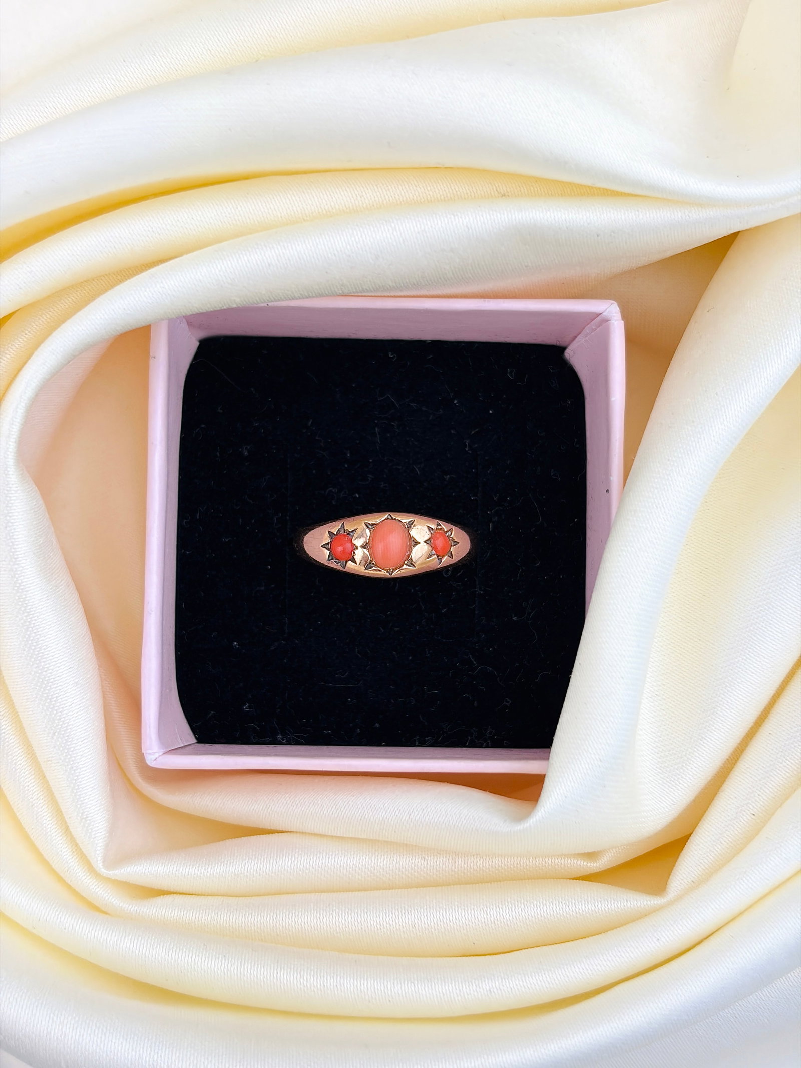 ANTIQUE C.1911 9CT YELLOW GOLD CORAL 3 STONE STAR SET RING - 9