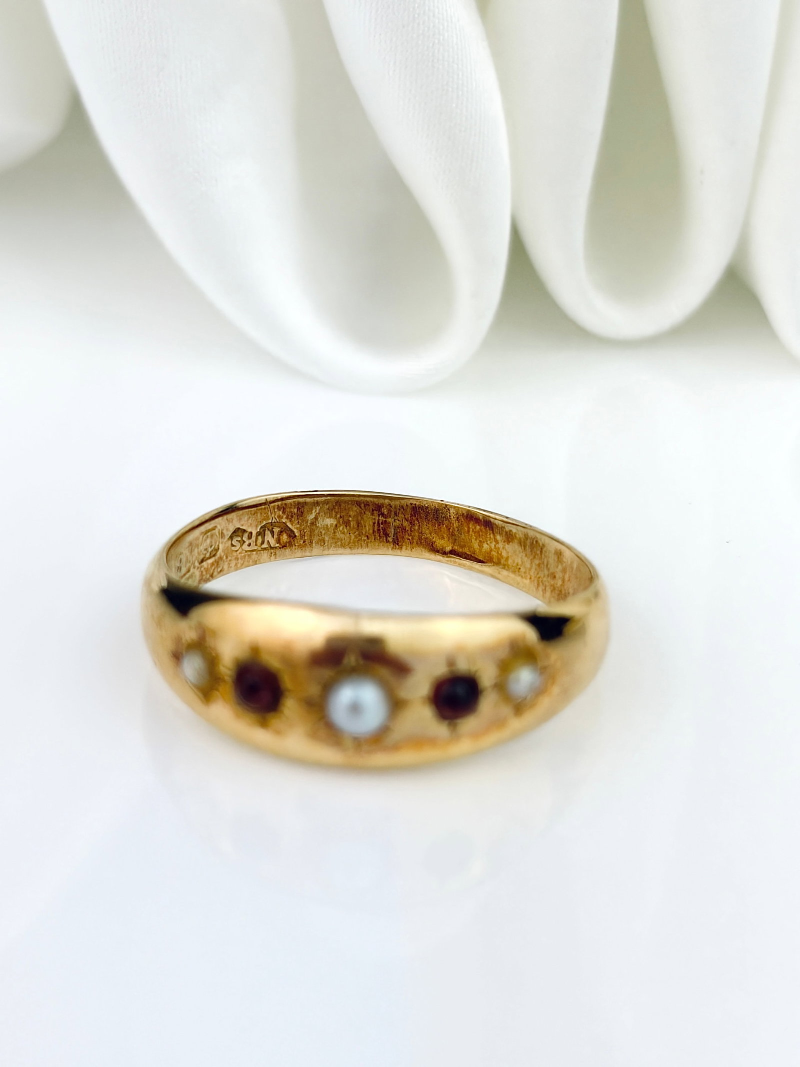 ANTIQUE 18CT YELLOW GOLD GARNET AND PEARL 5 STONE RING - 4