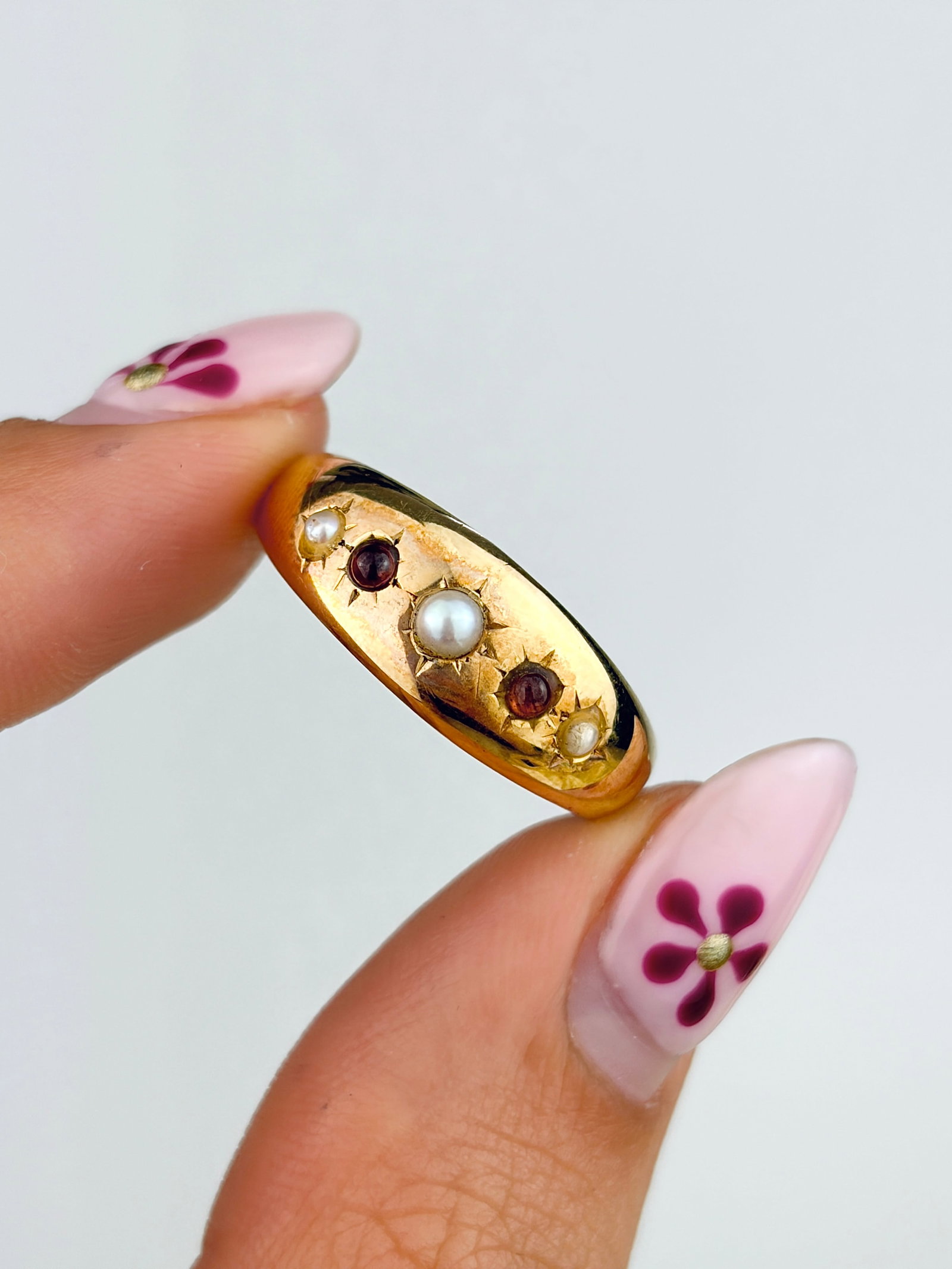 ANTIQUE 18CT YELLOW GOLD GARNET AND PEARL 5 STONE RING - 5