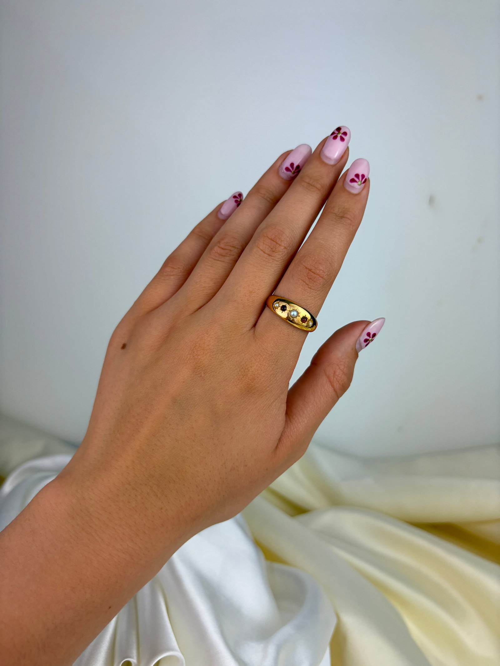 ANTIQUE 18CT YELLOW GOLD GARNET AND PEARL 5 STONE RING - 6
