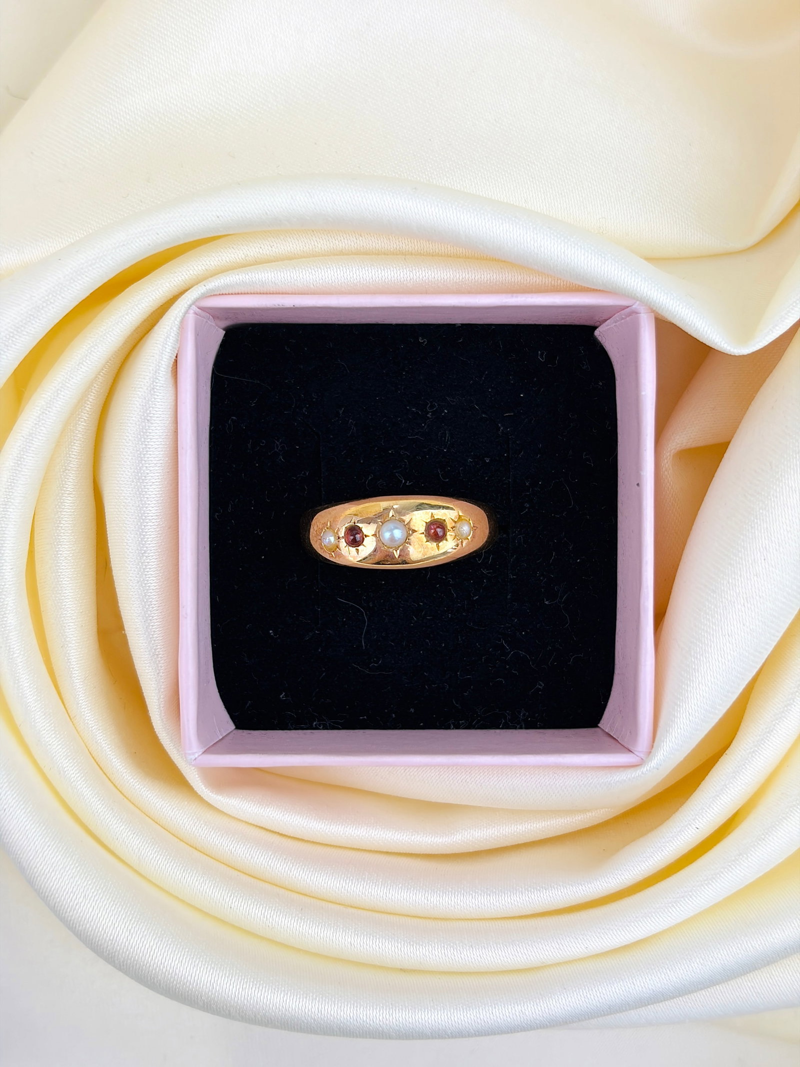 ANTIQUE 18CT YELLOW GOLD GARNET AND PEARL 5 STONE RING - 8