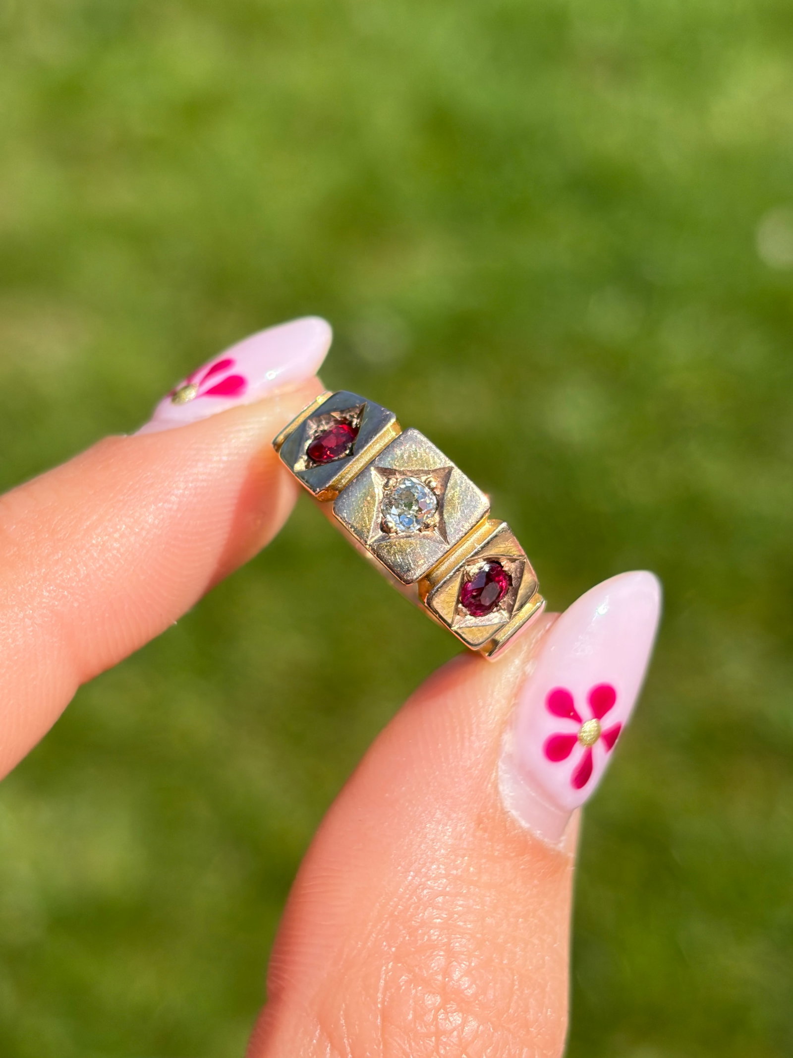 ANTIQUE GARNET AND DIAMOND 3 STONE RING IN GOLD - 10