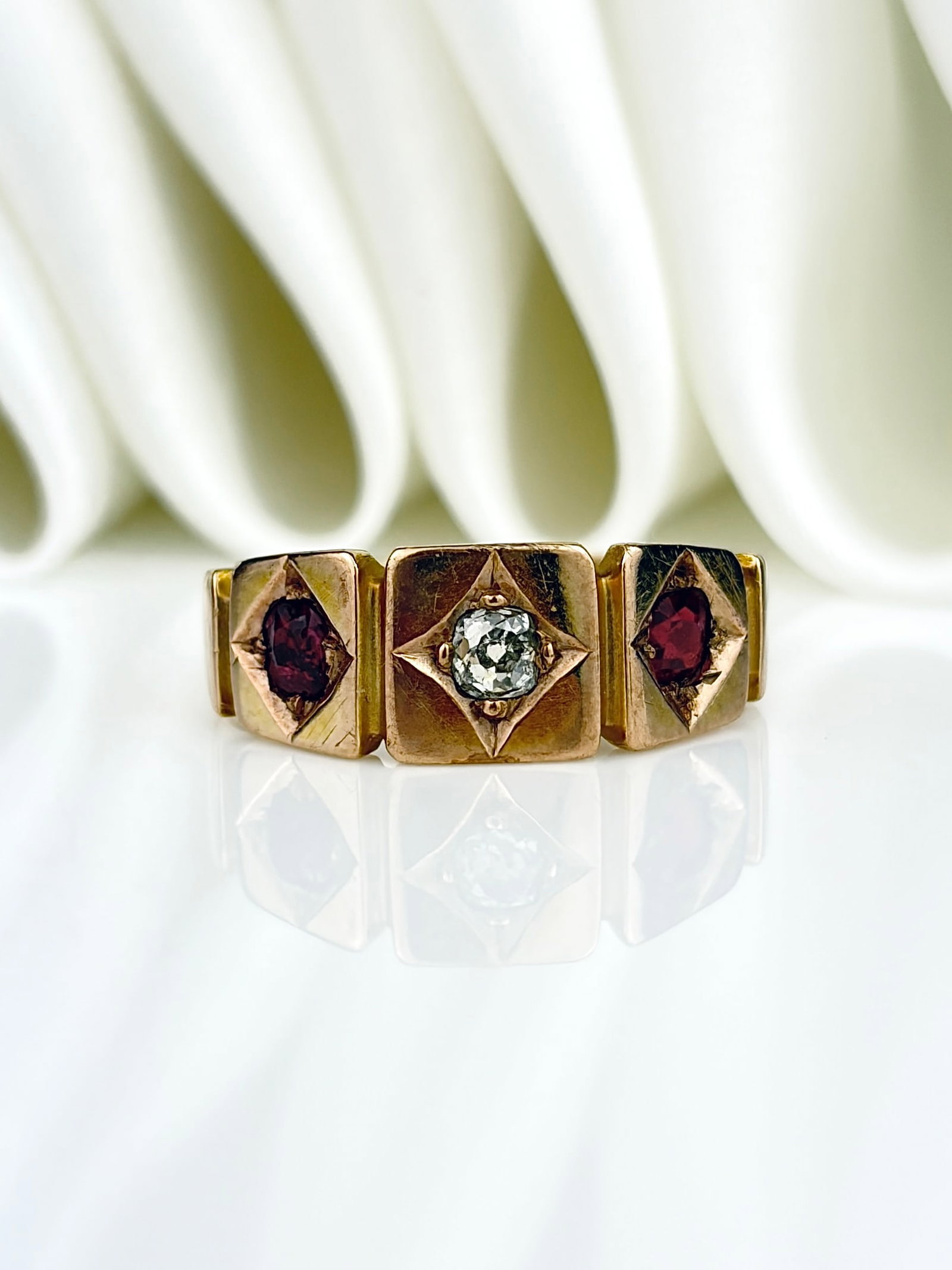 ANTIQUE GARNET AND DIAMOND 3 STONE RING IN GOLD (1 of 10)