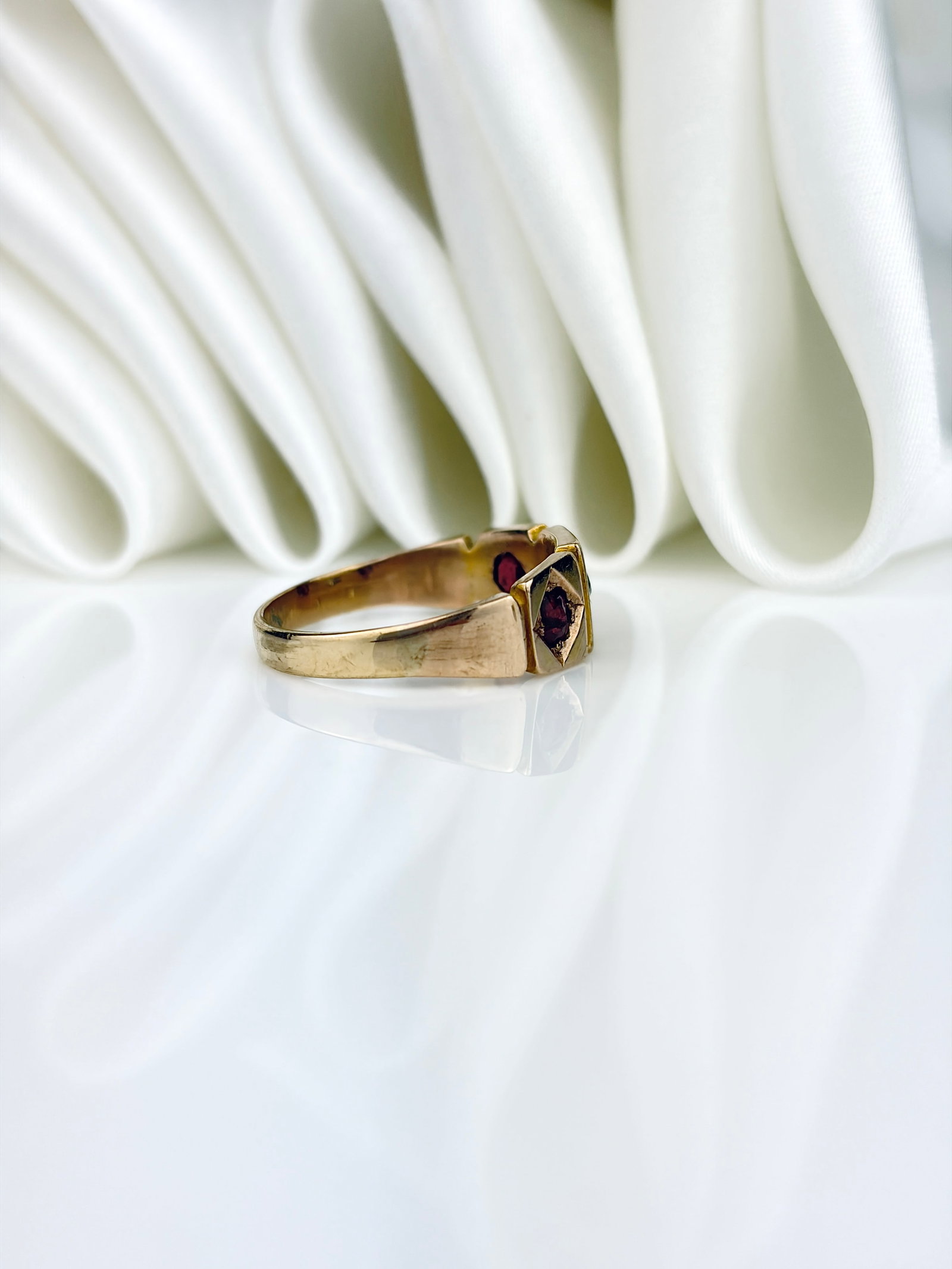 ANTIQUE GARNET AND DIAMOND 3 STONE RING IN GOLD - 2