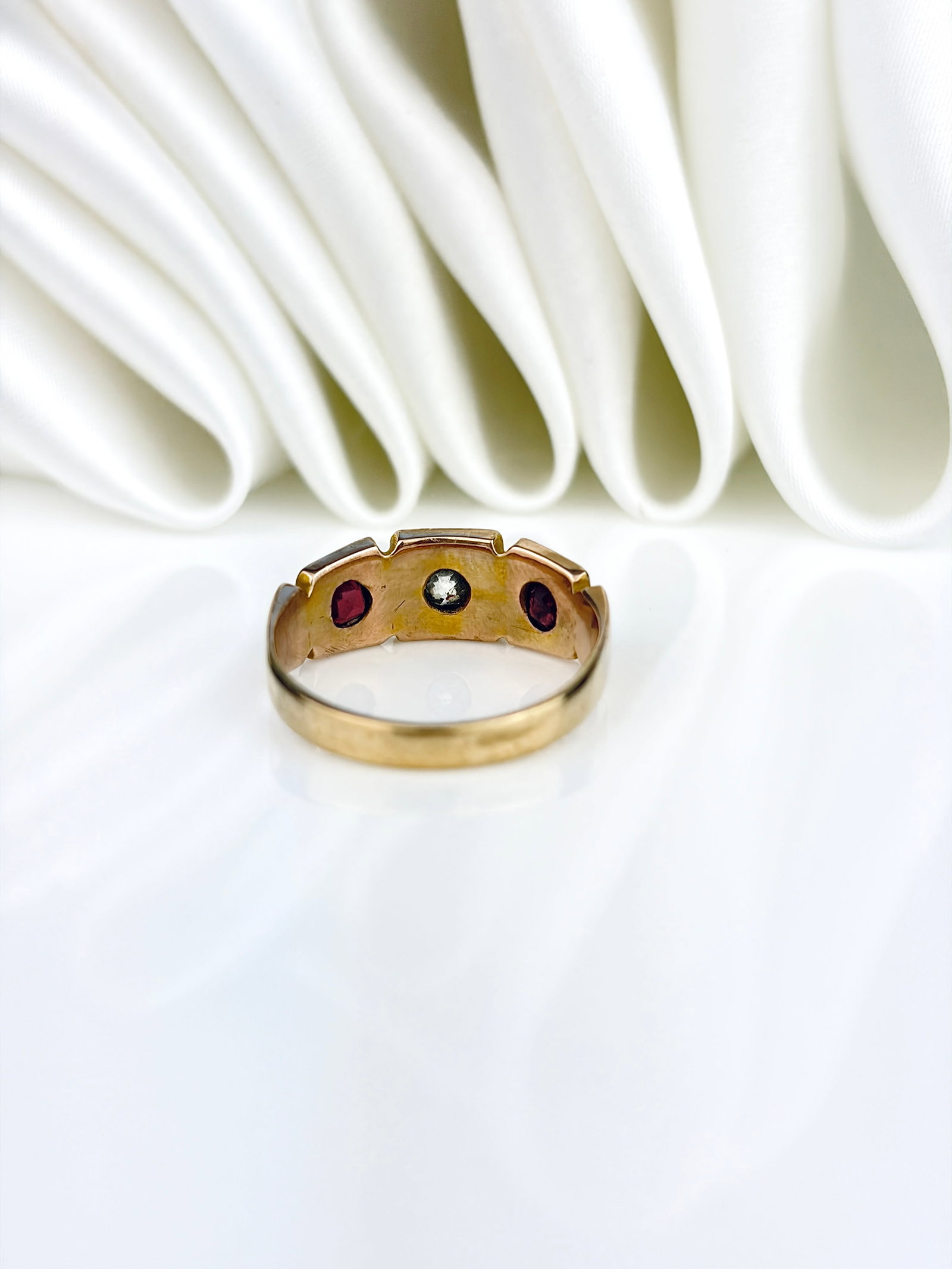 ANTIQUE GARNET AND DIAMOND 3 STONE RING IN GOLD - 3