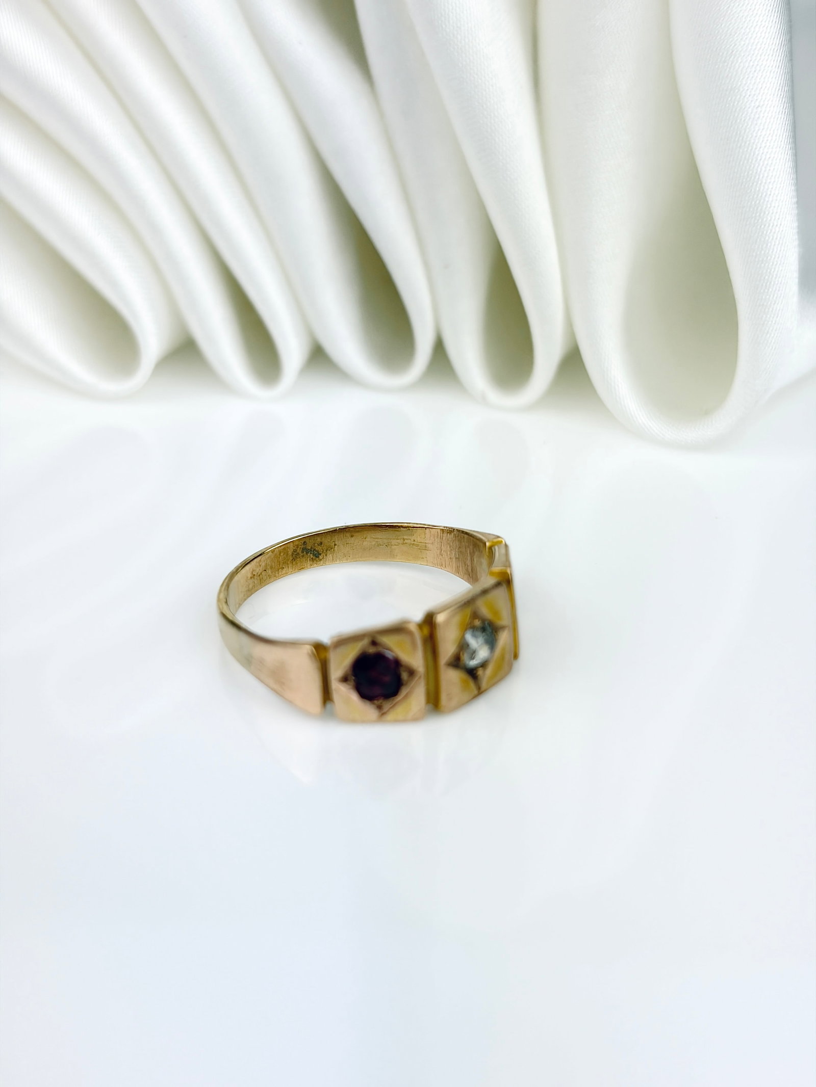 ANTIQUE GARNET AND DIAMOND 3 STONE RING IN GOLD - 4