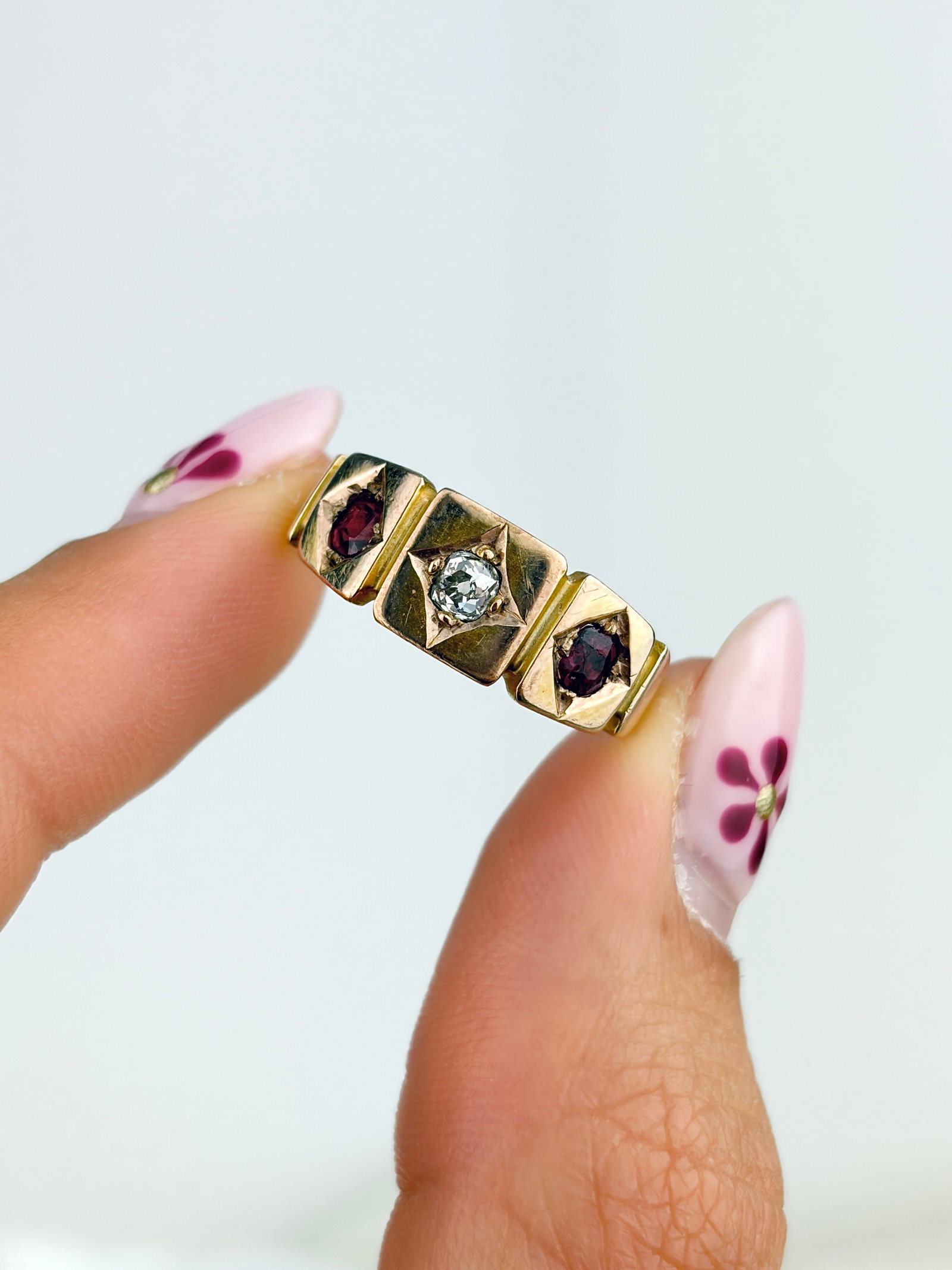 ANTIQUE GARNET AND DIAMOND 3 STONE RING IN GOLD - 5