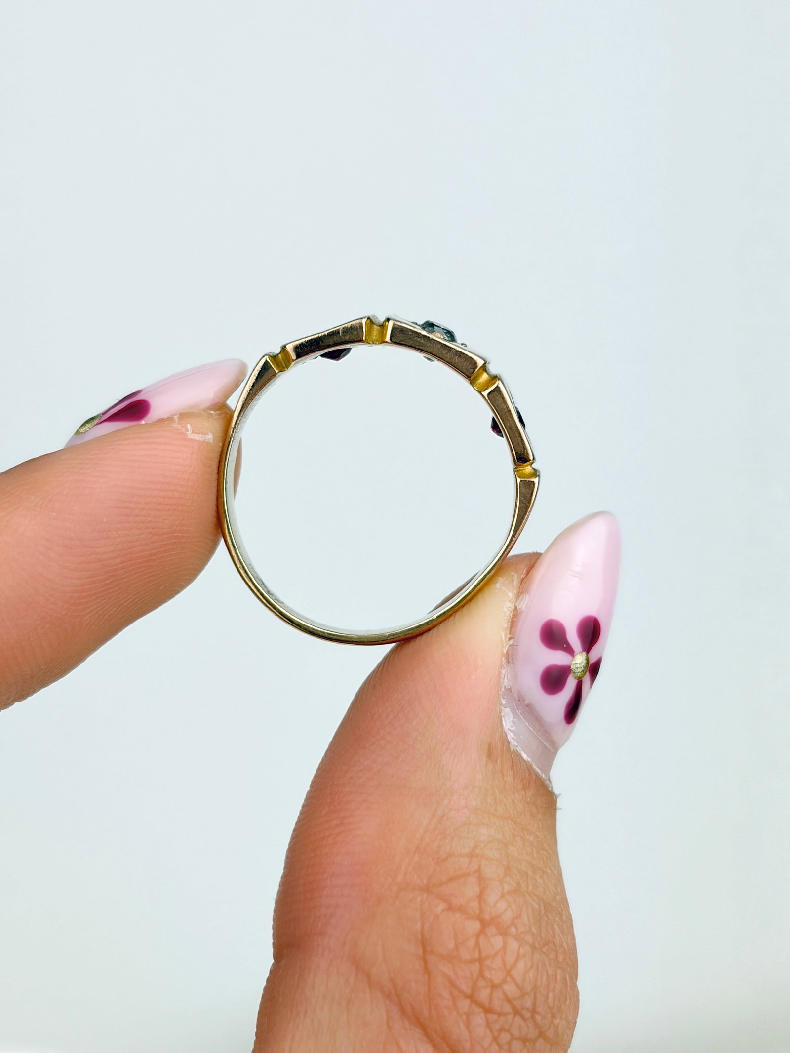 ANTIQUE GARNET AND DIAMOND 3 STONE RING IN GOLD - 6