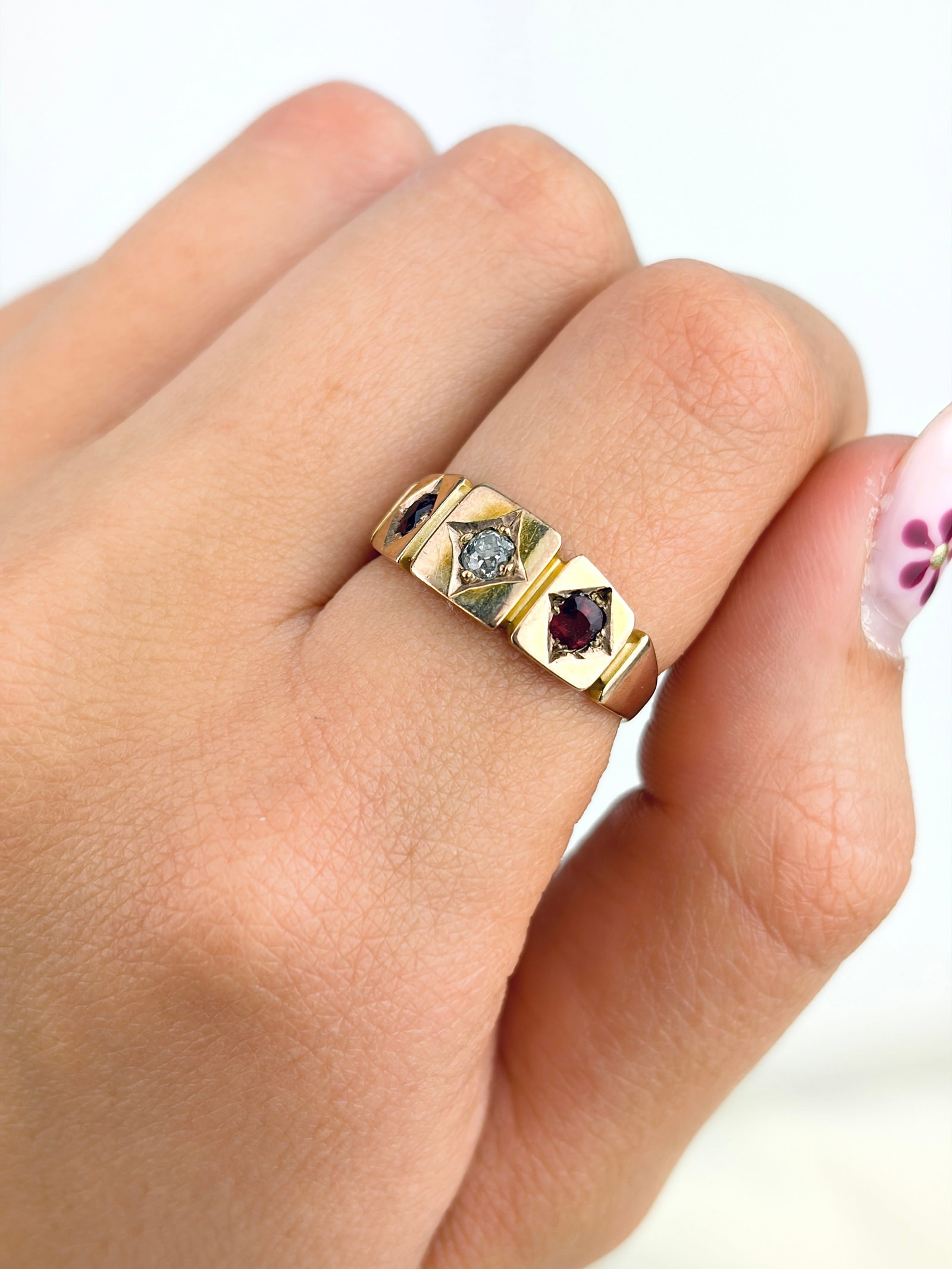 ANTIQUE GARNET AND DIAMOND 3 STONE RING IN GOLD - 8