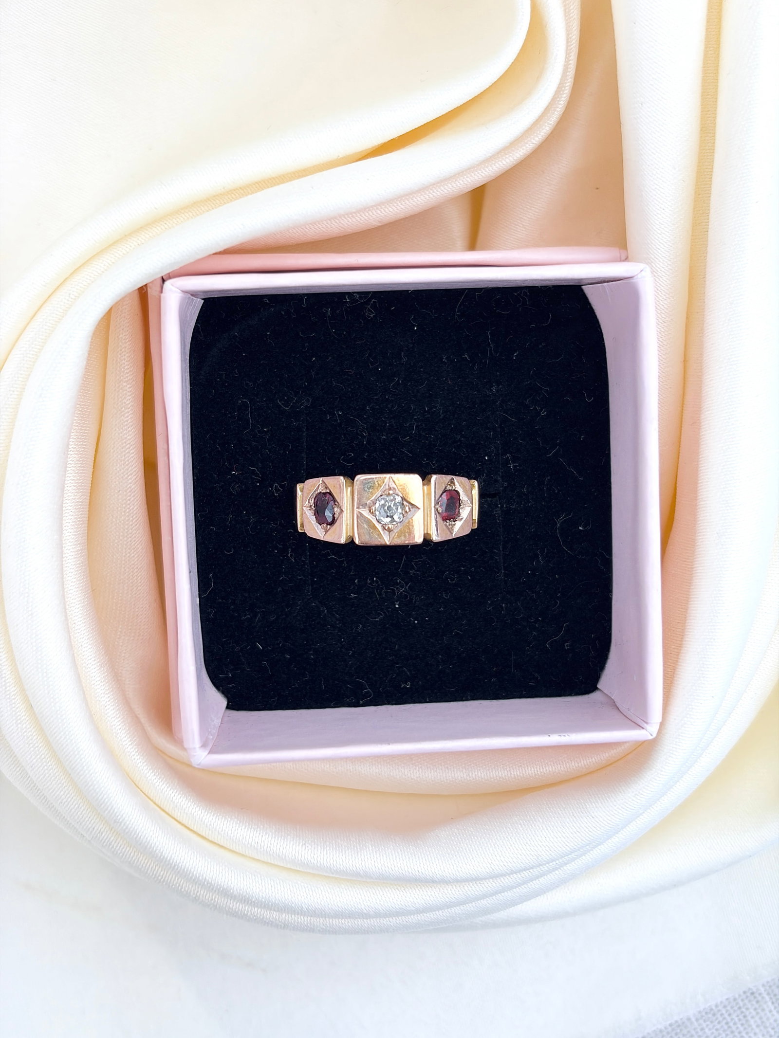 ANTIQUE GARNET AND DIAMOND 3 STONE RING IN GOLD - 9