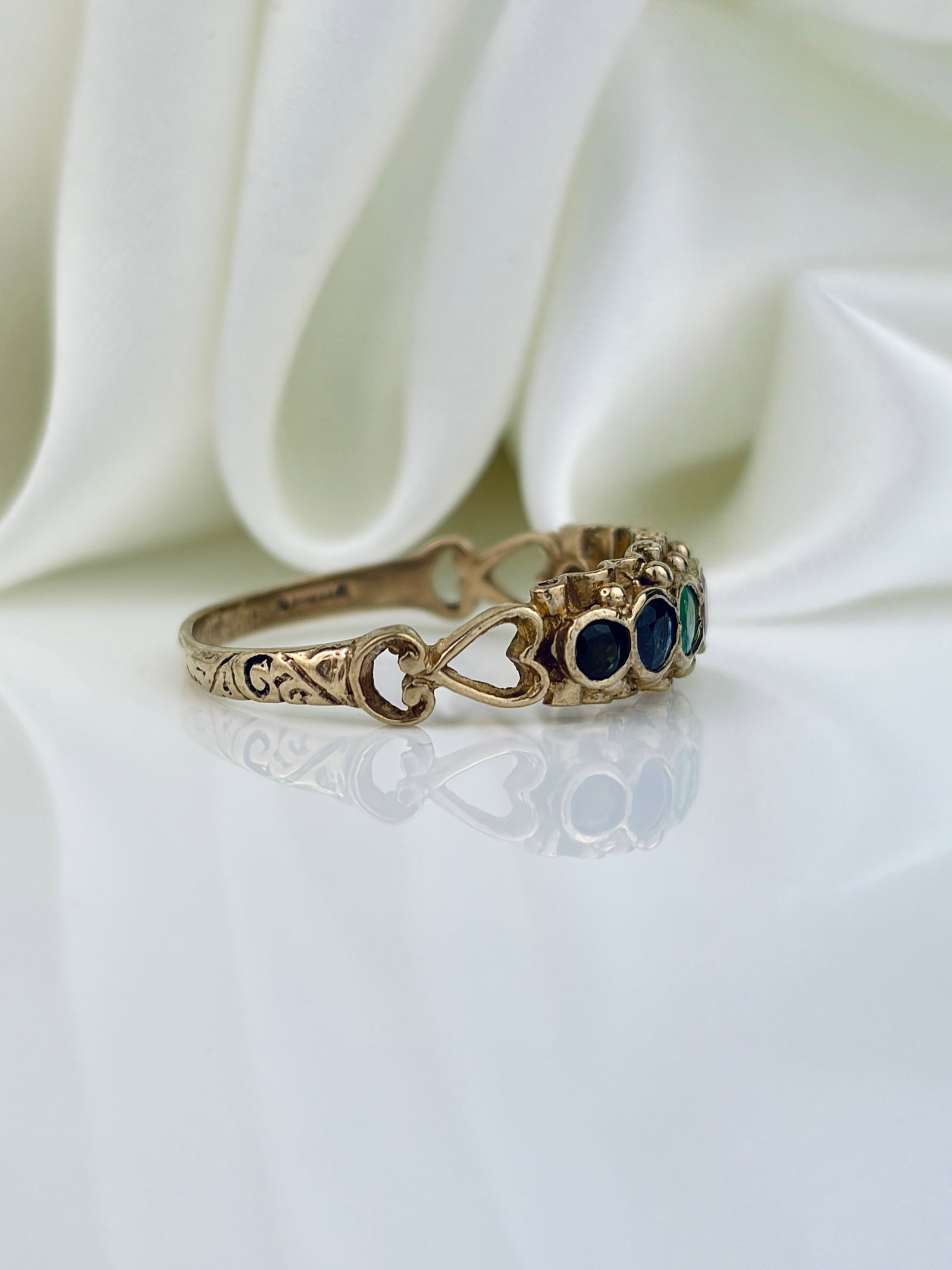VINTAGE C.1970 'DEAREST' ACROSTIC RING IN 9CT YELLOW GOLD - 2