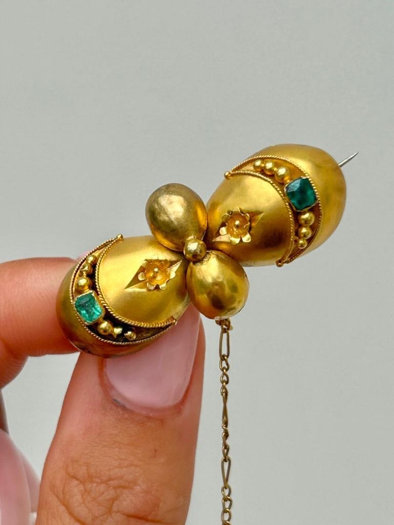 Antique Large Emerald and Gold Brooch with Safety Chain - 4
