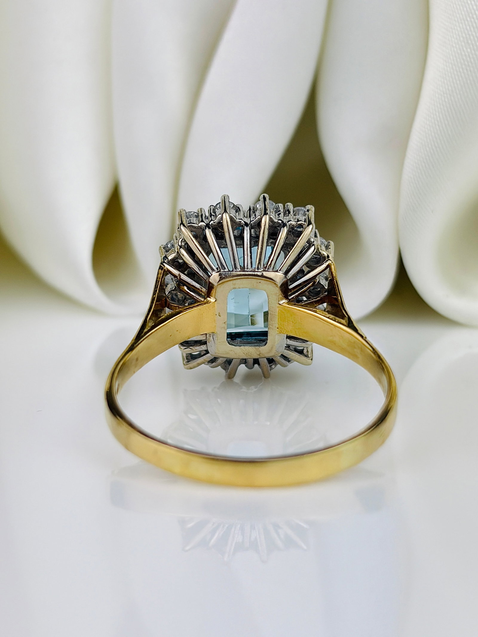 Vintage Aquamarine and Diamond 18ct Gold and Platinum Cluster Ring - 3