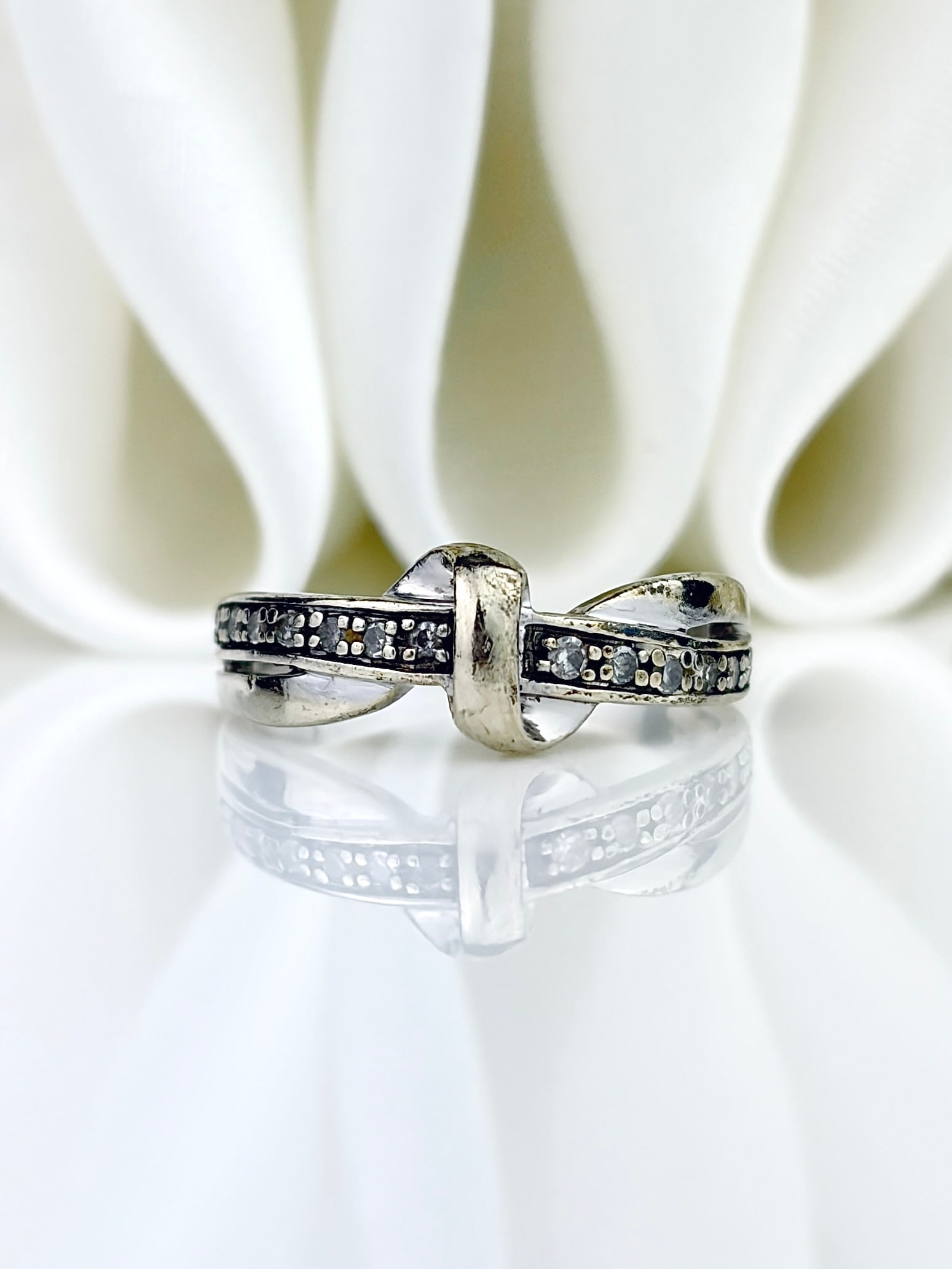 VINTAGE 9CT WHITE GOLD DIAMOND KNOT TWIST RING: VINTAGE 9CT WHITE GOLD DIAMOND KNOT TWIST RING Lovely white gold ring with diamond details, and a central knot!